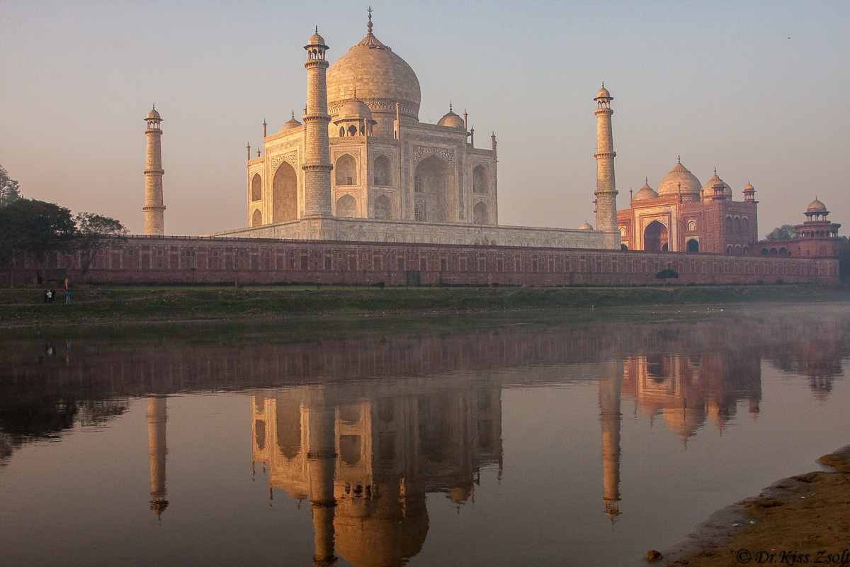 Taj Mahal riflette il fiume Yamuna