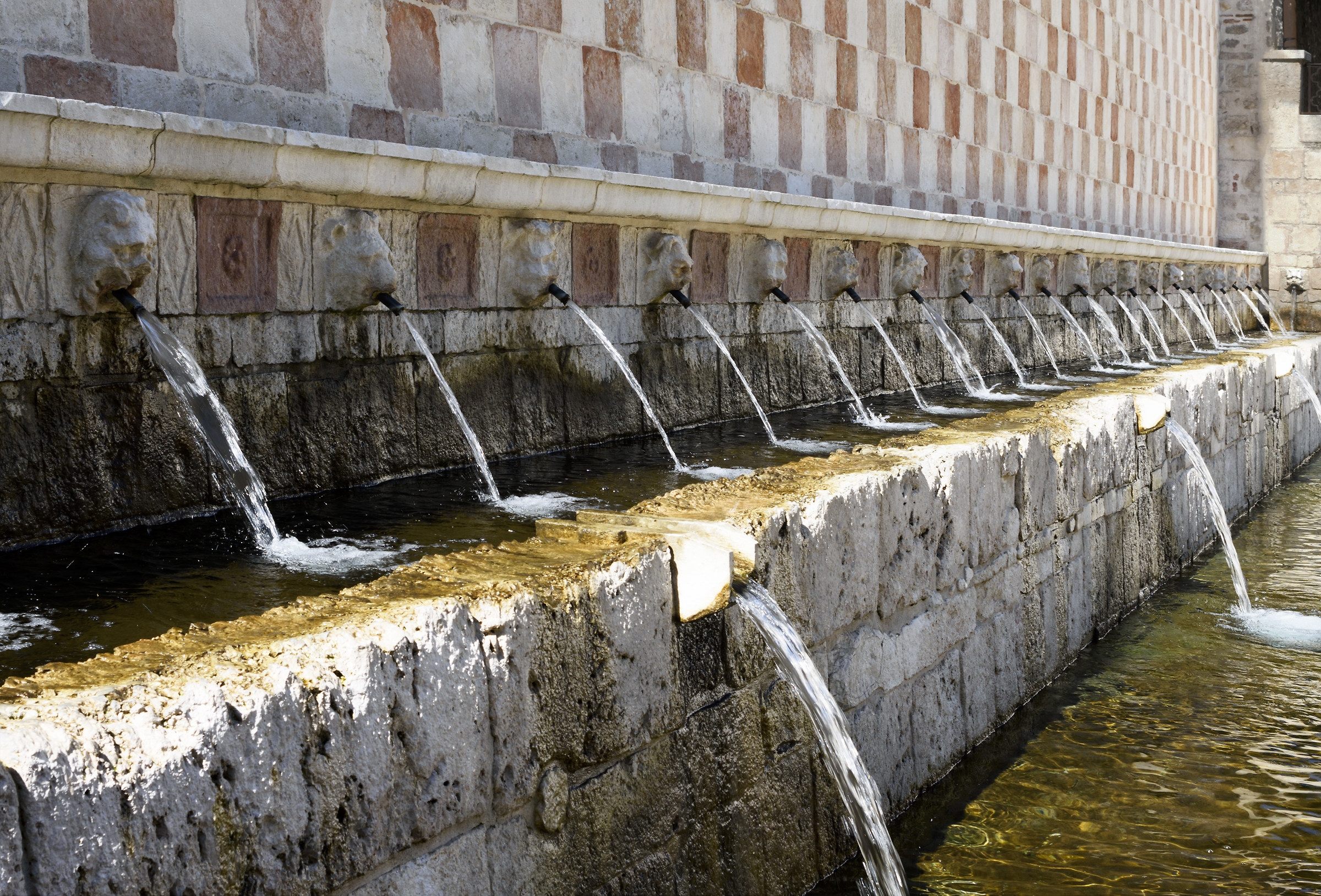 Fontana delle 99 cannelle