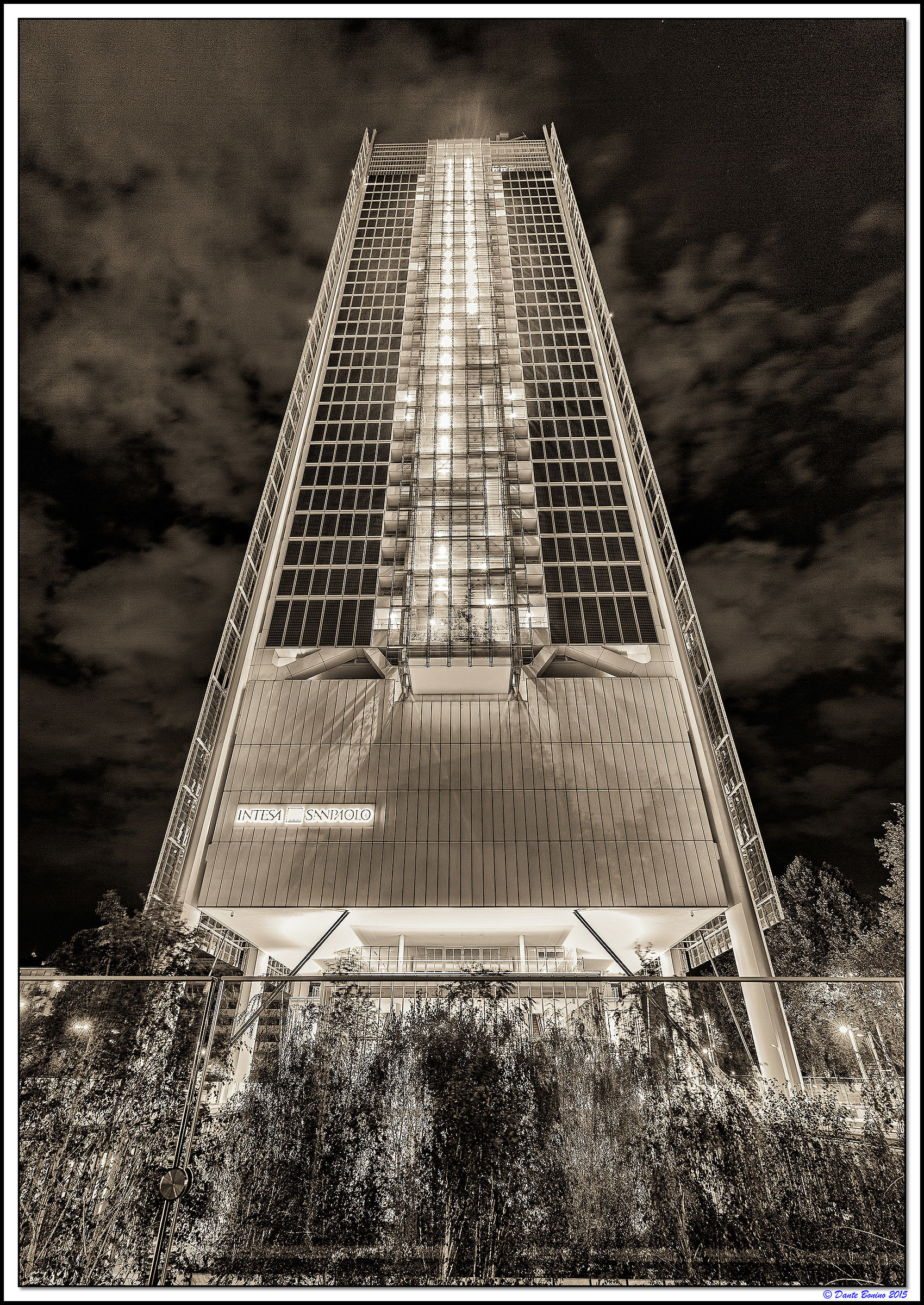 Night skyscraper Intesa San Paolo