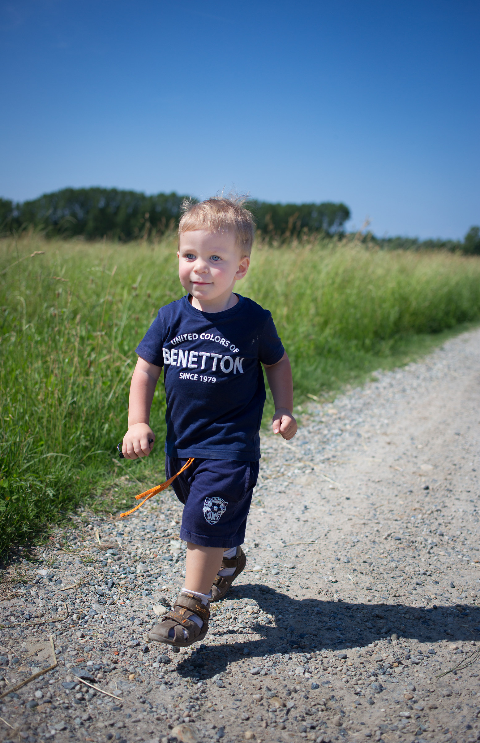 un ragazzo che va incontro al mondo [spinto dal vento]