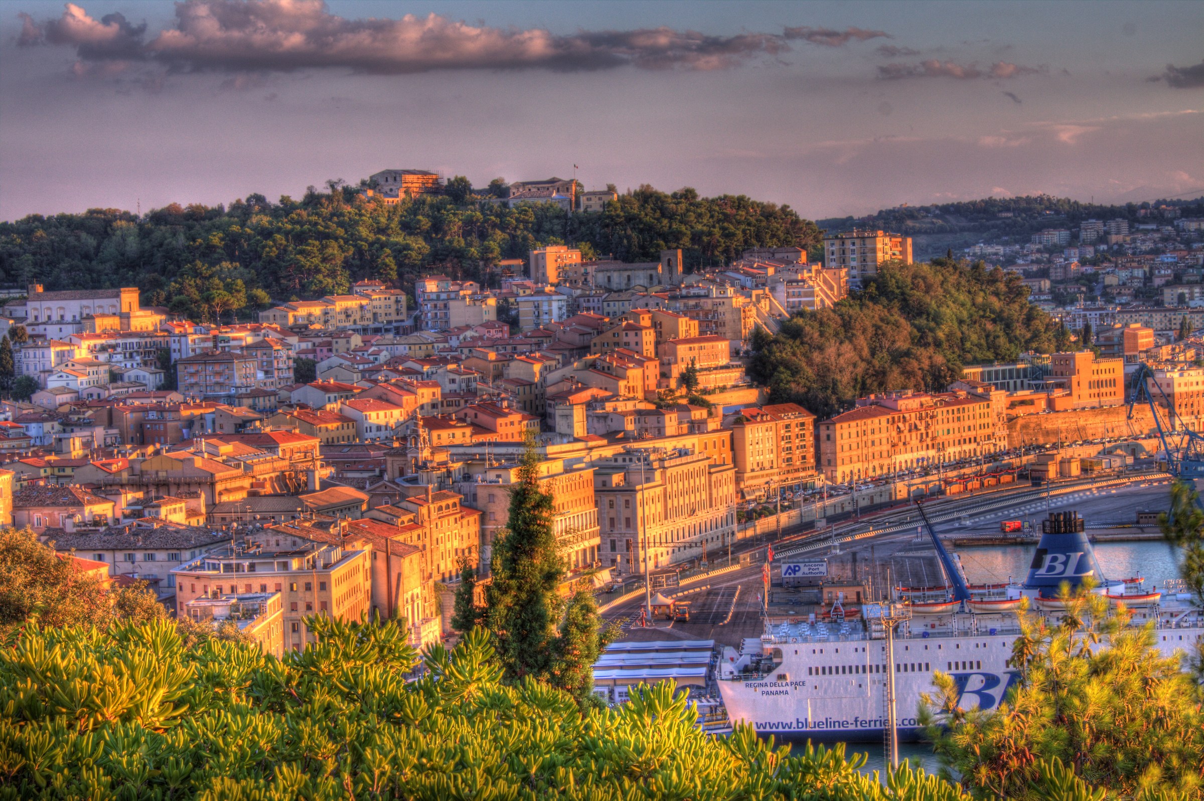 Tramonto sulla città - Ancona, Italia