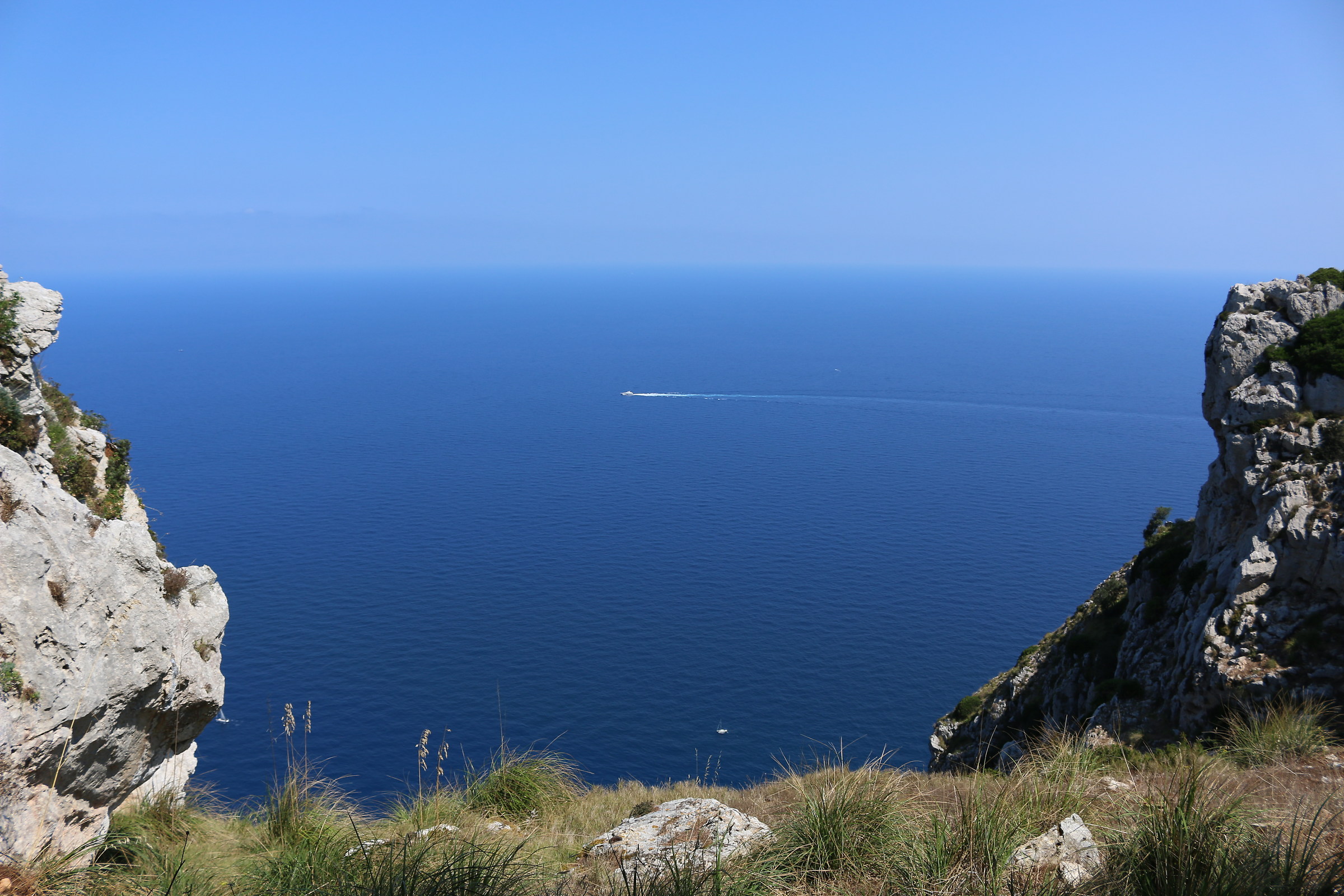 The curve of the horizon