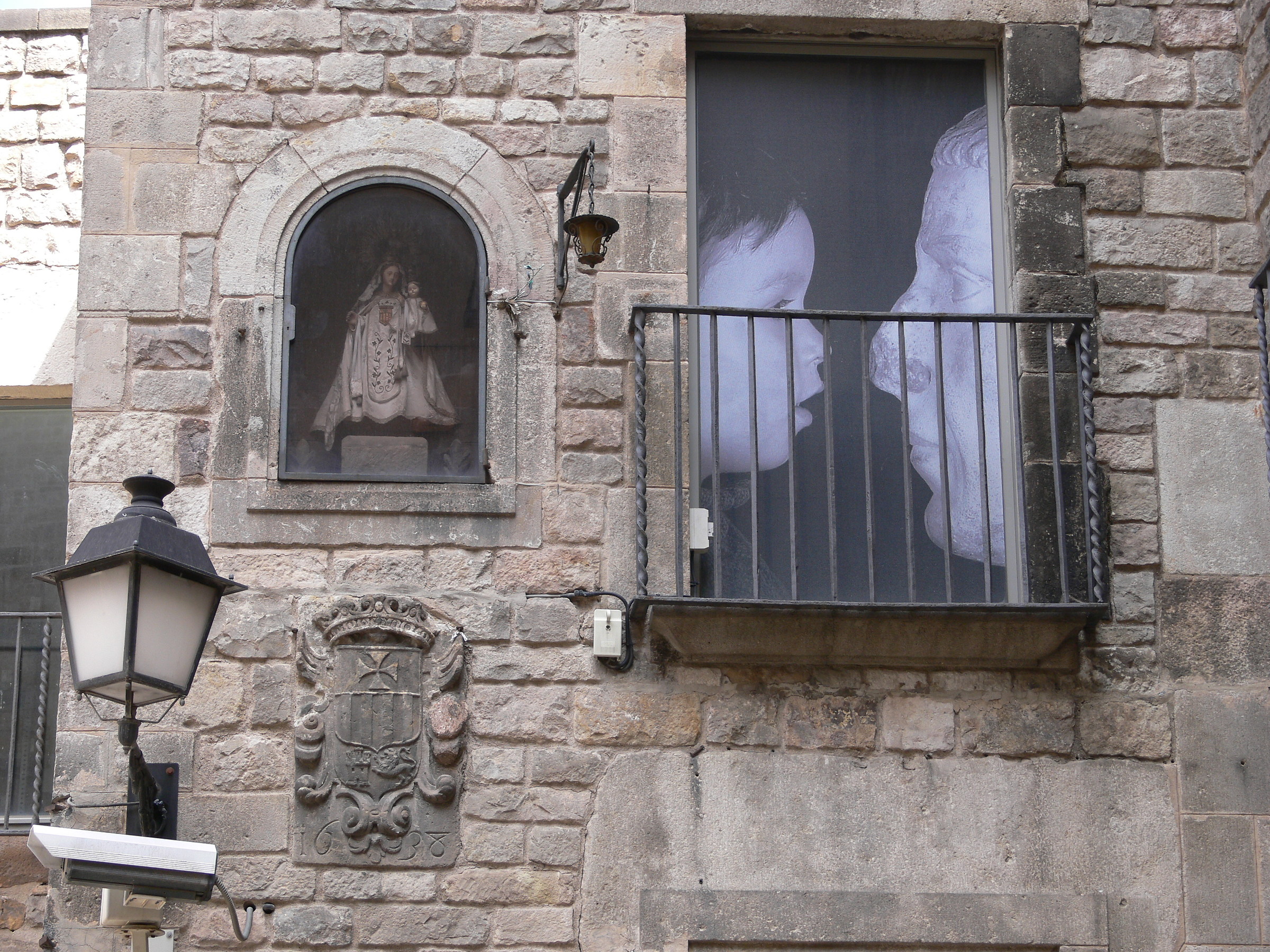 personaggi in finestra