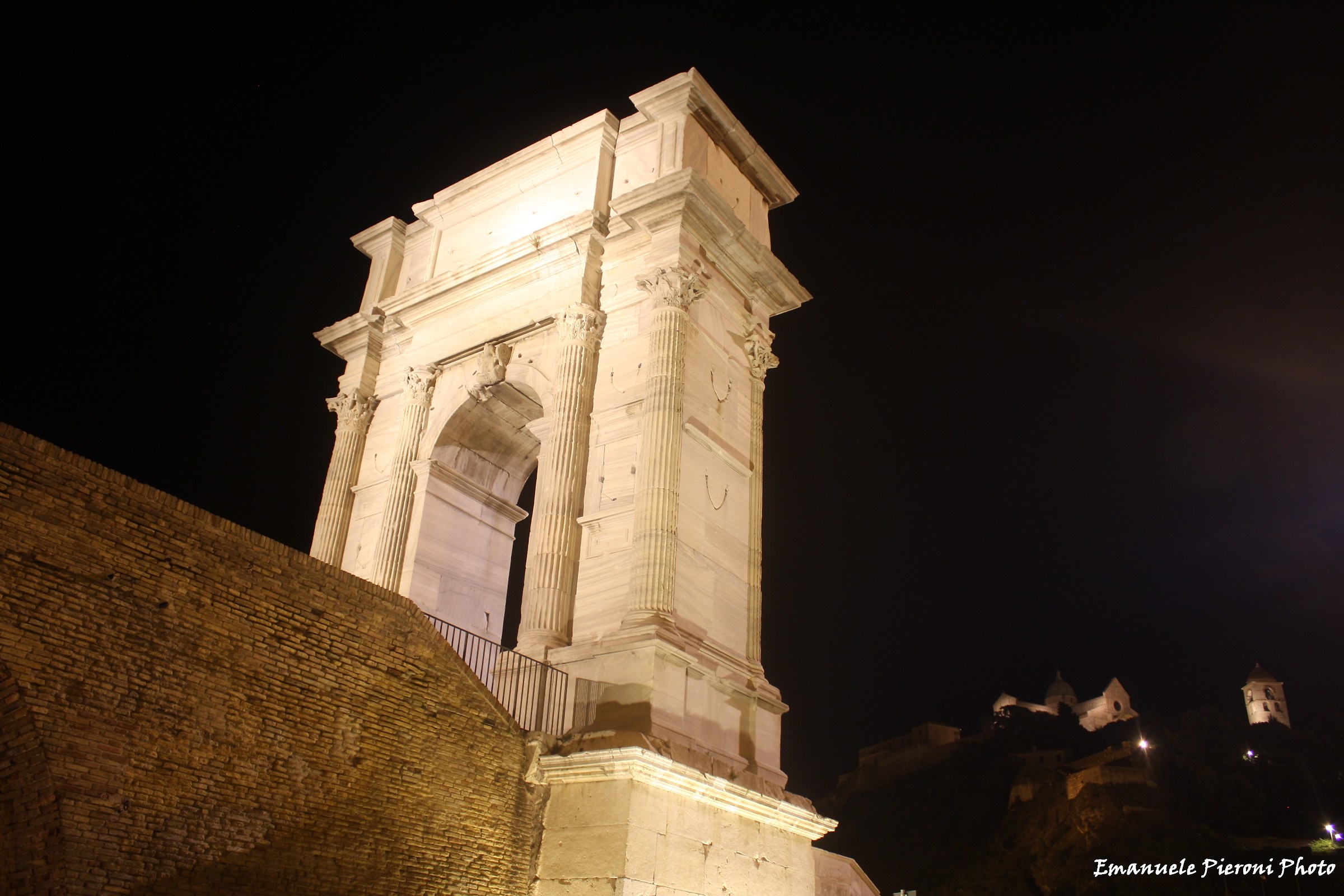 luce sull'Arco di Traiano