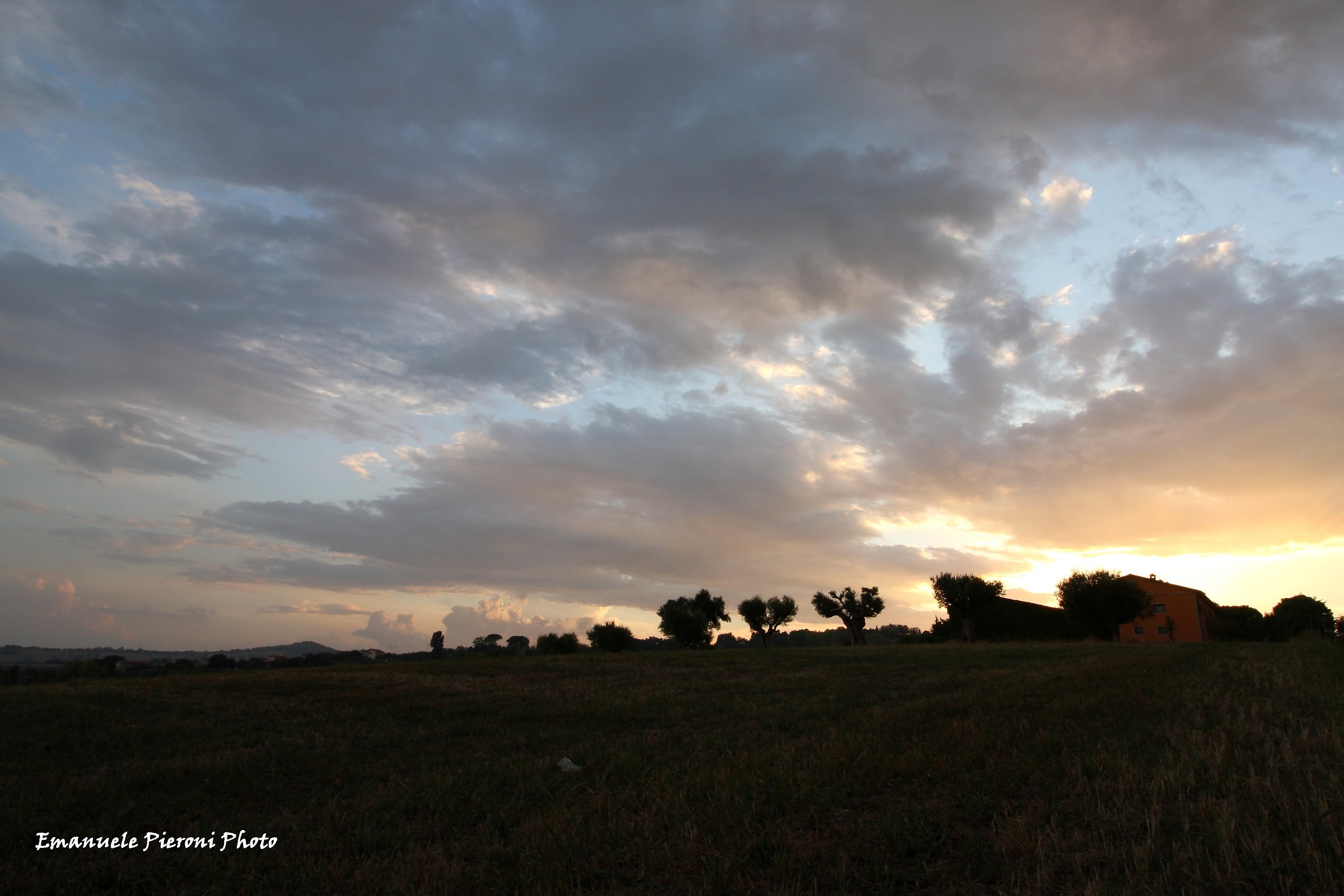 tramonto dietro la collina