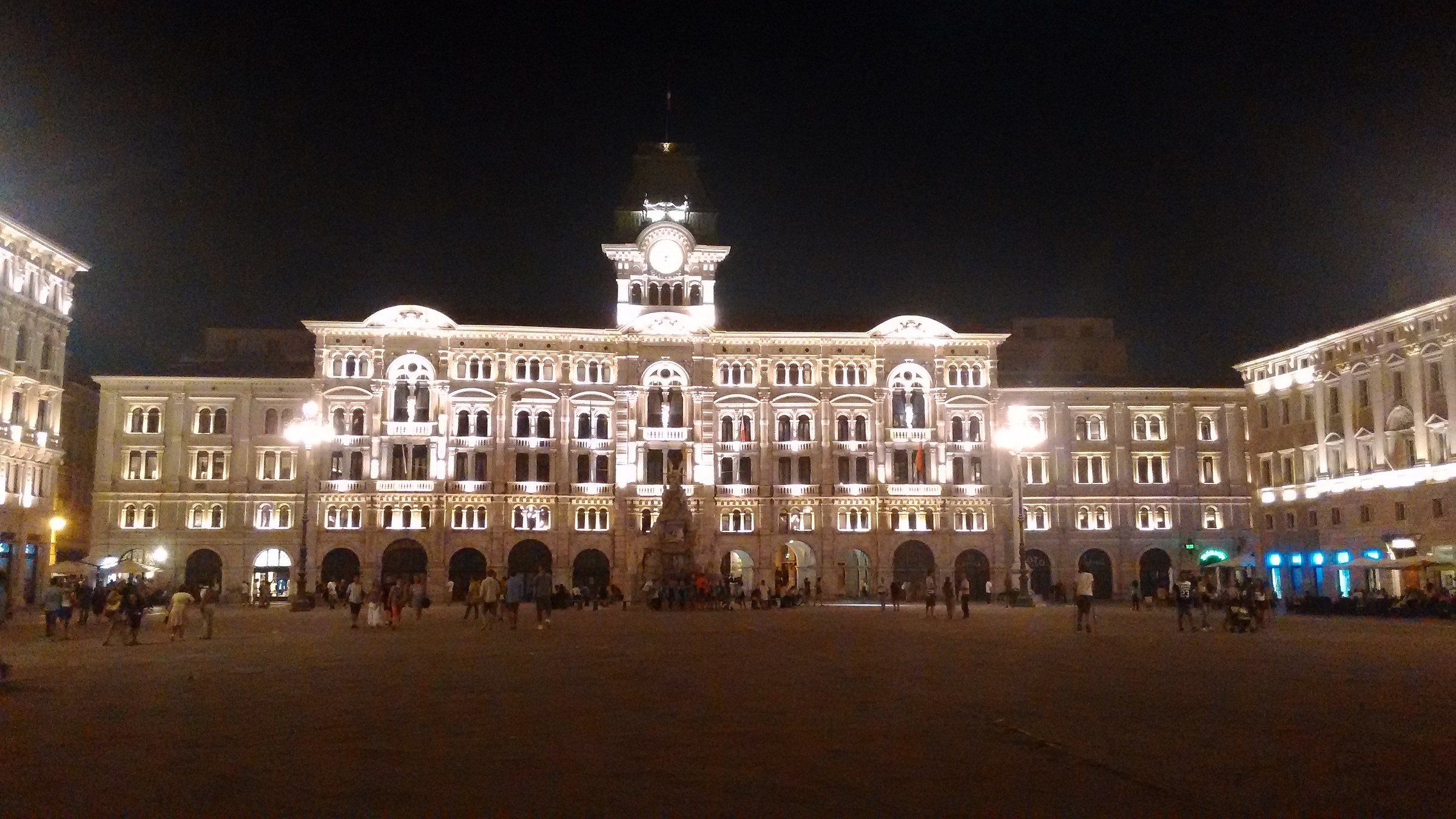 Trieste, the unit square by night