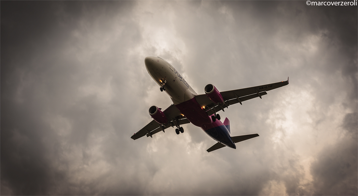 Airbus a320-232 Wizz Air landing