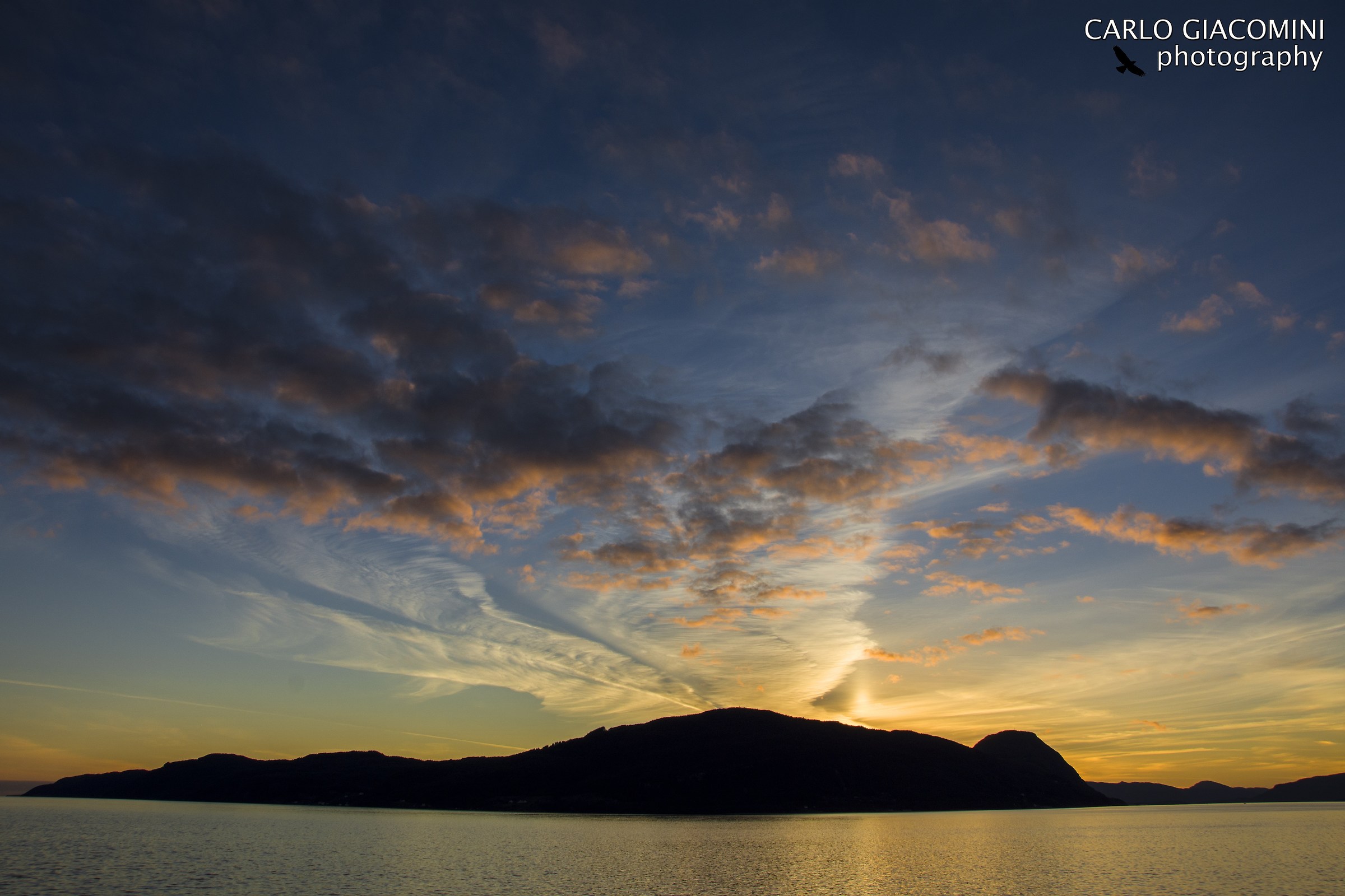 tramonto sul fiordo dal traghetto