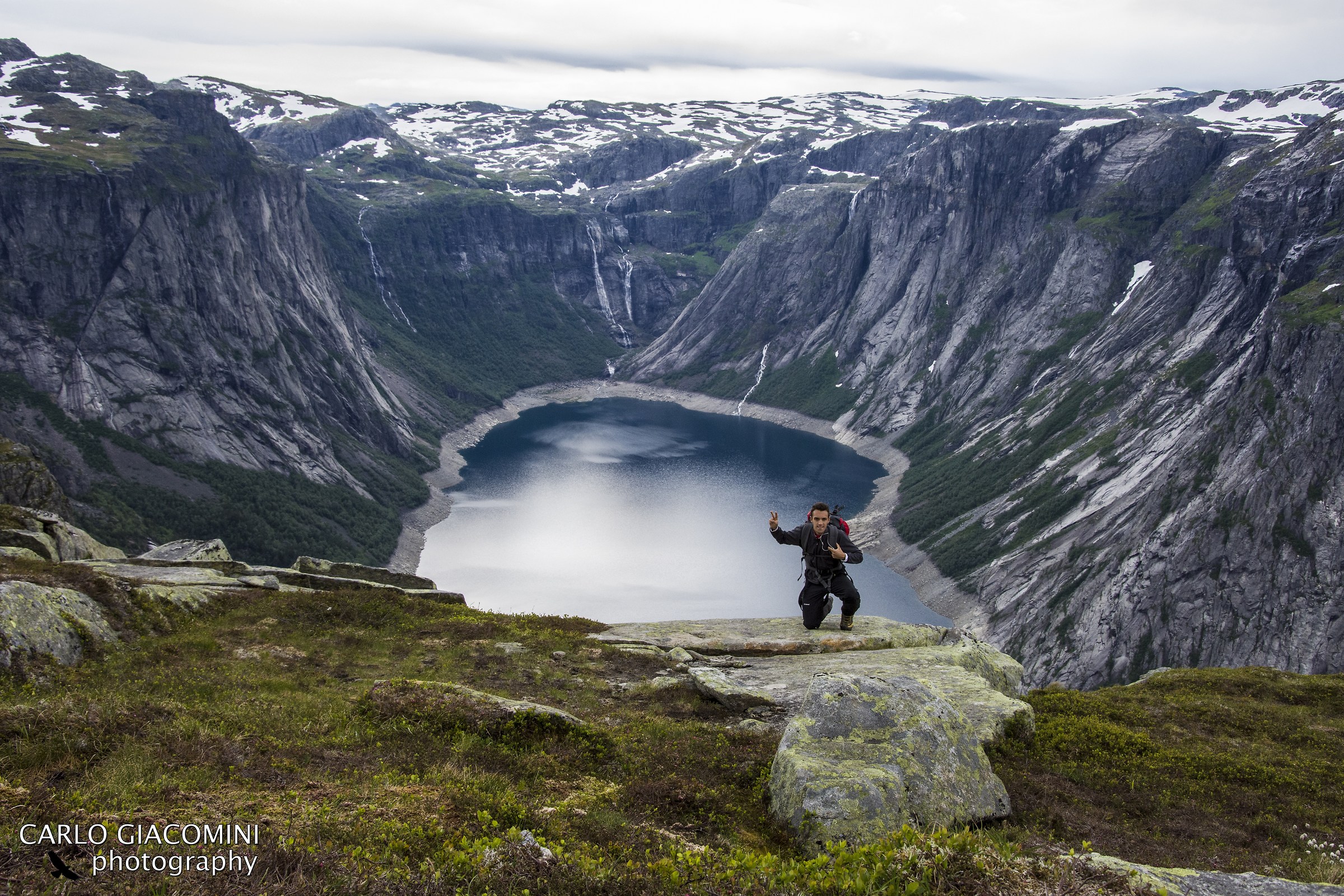 Lake walking to Trolltunga