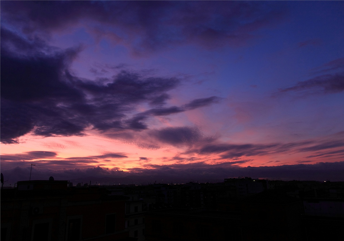 Un'alba d'inverno colorata sul Tuscolano a Roma...