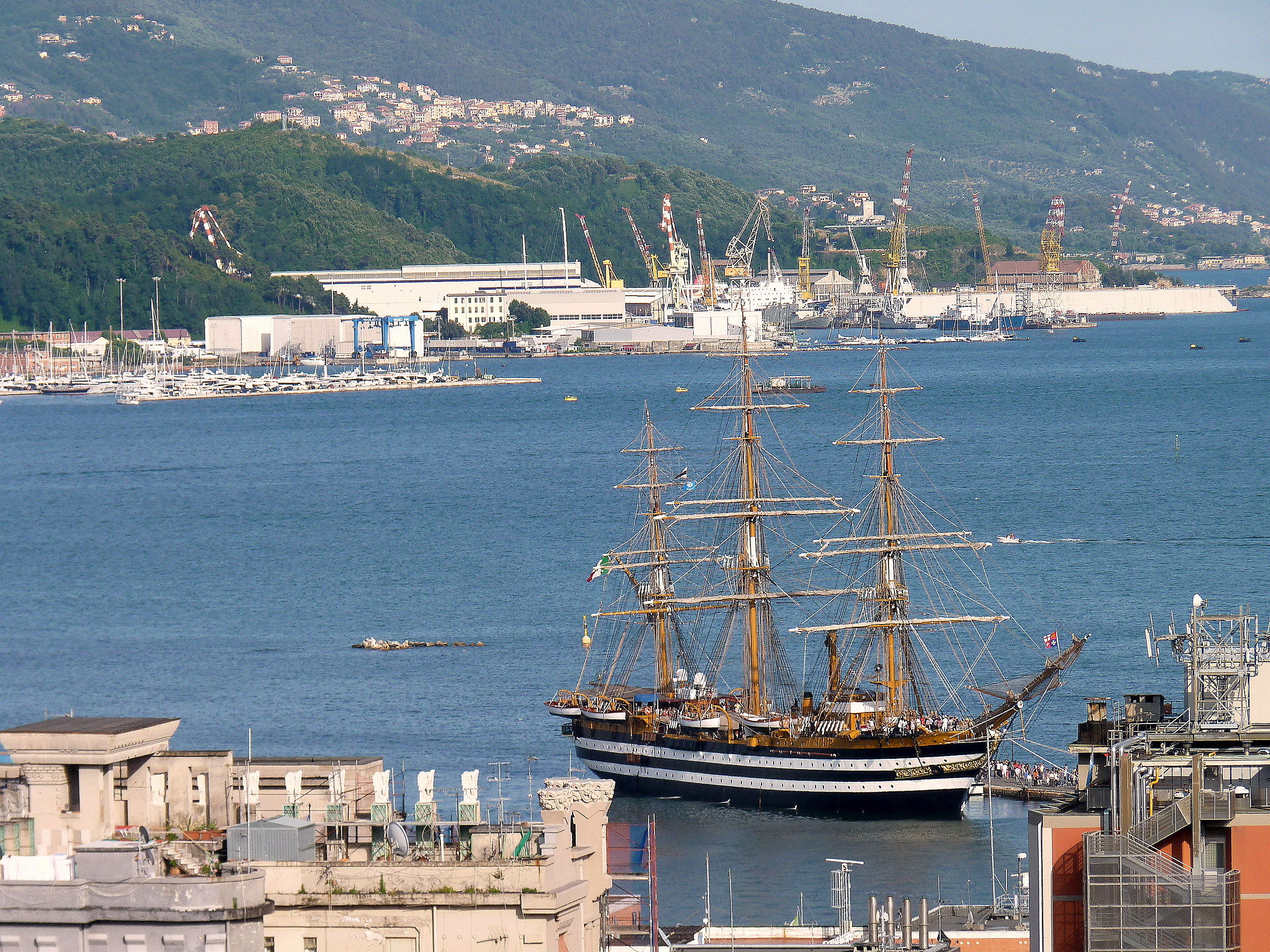 la vespucci vista dalla zona collinare della citta'