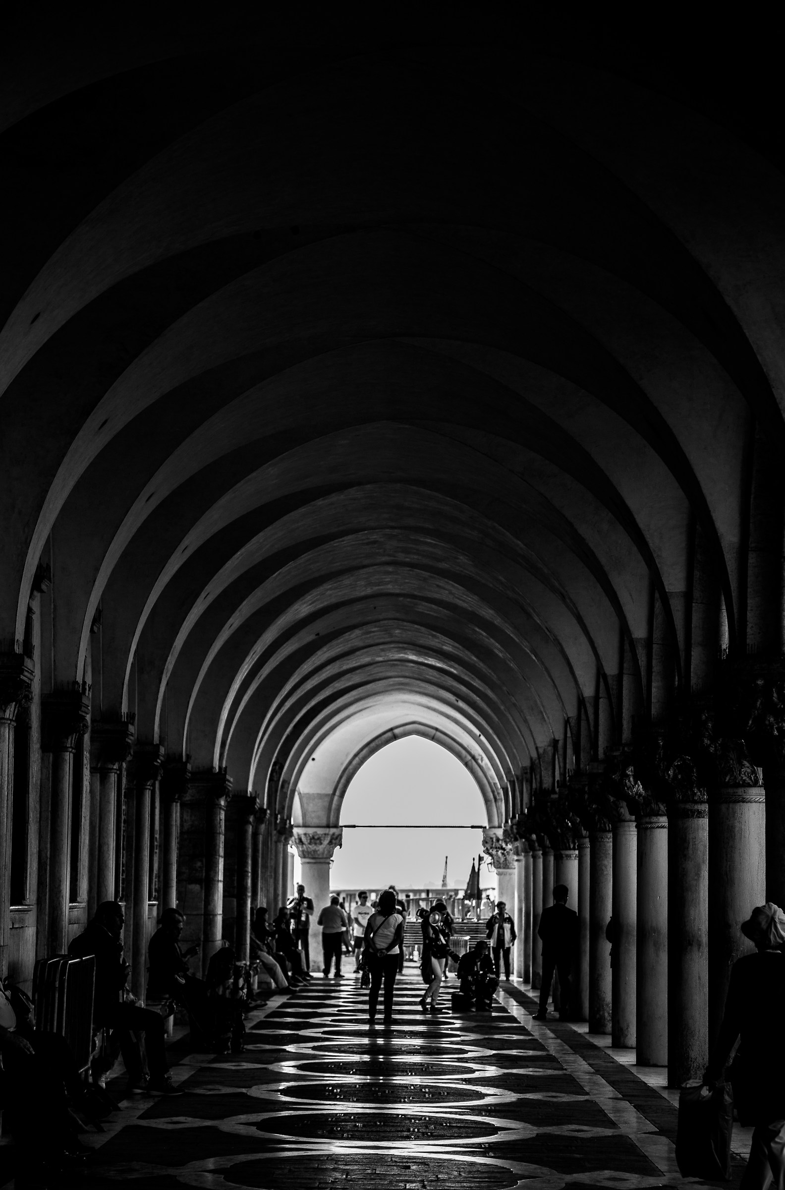 Presenze sotto il colonnato.