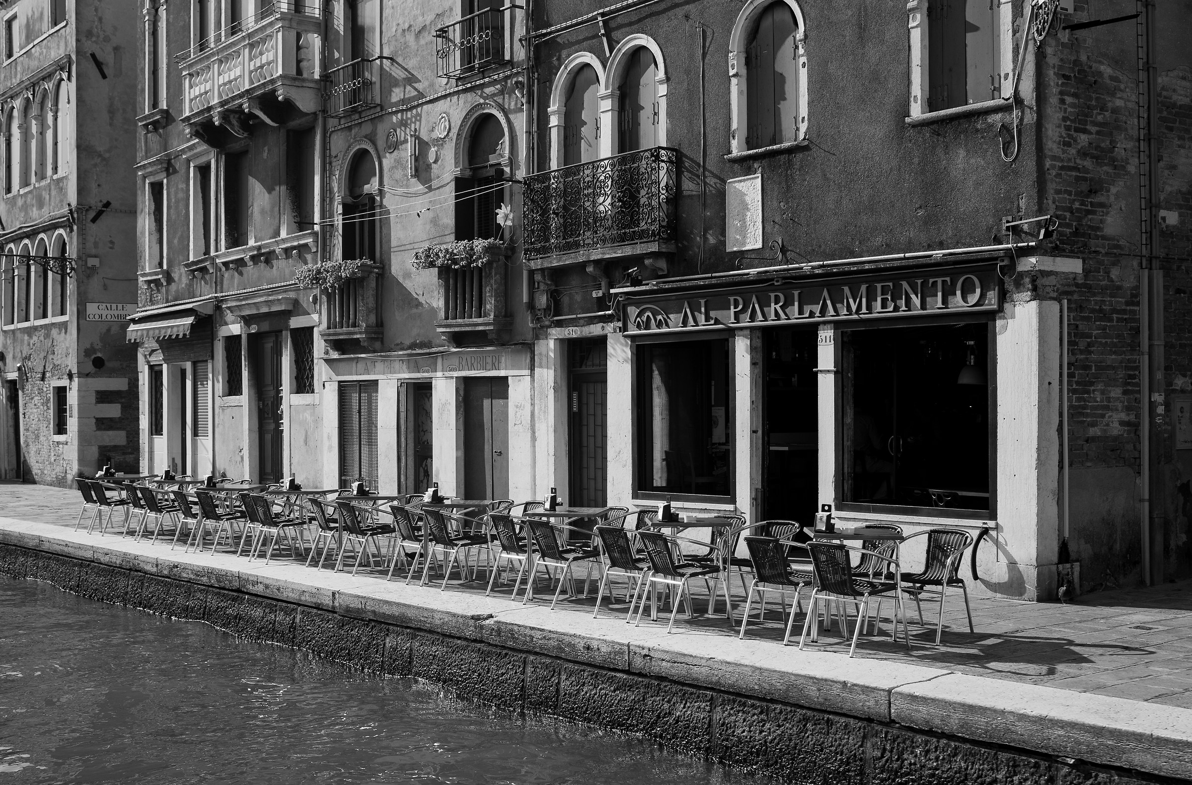 Stranamente oggi al Parlamento nessuno mangia (a sbafo)