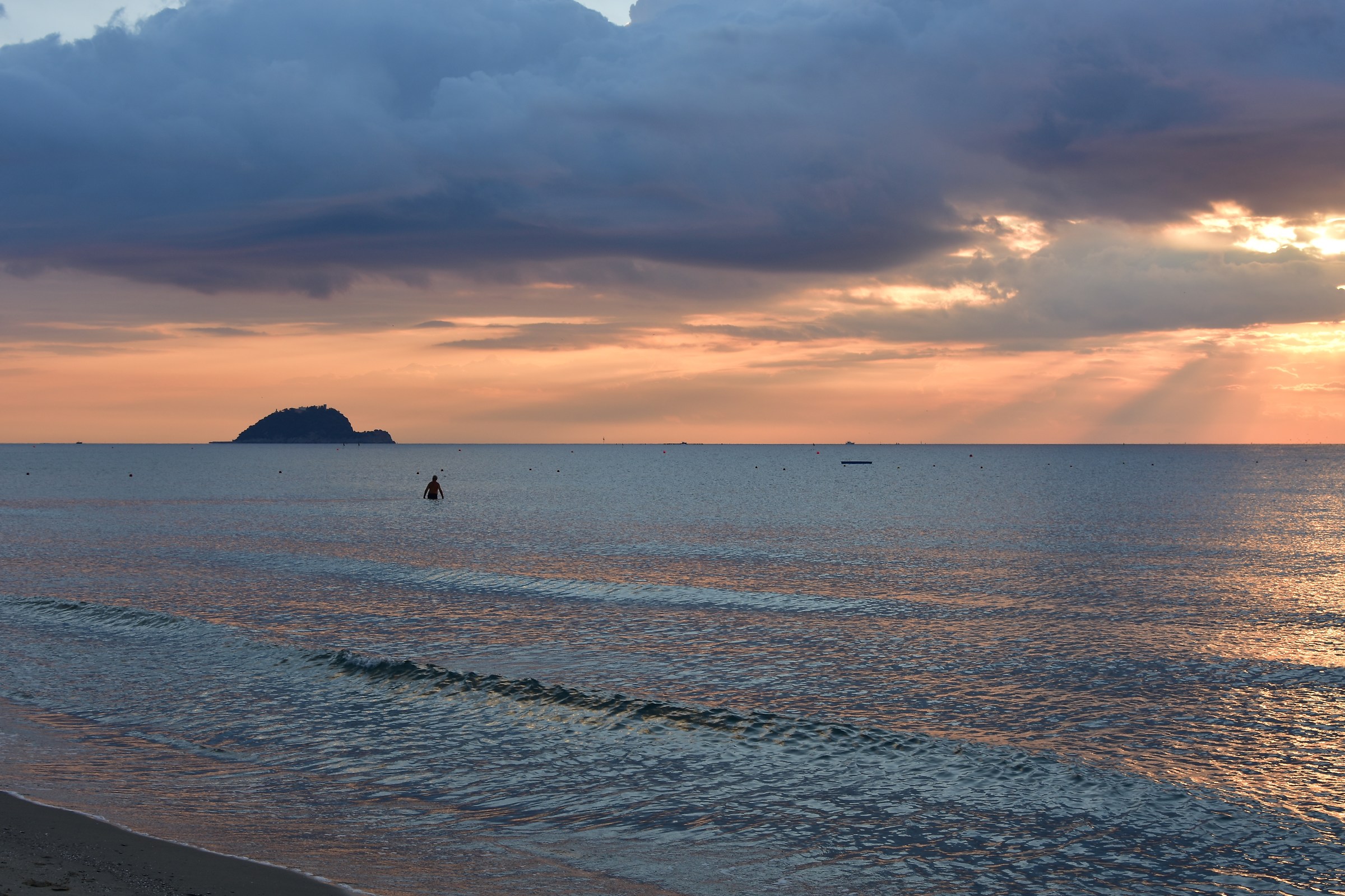 alba con unico bagnante