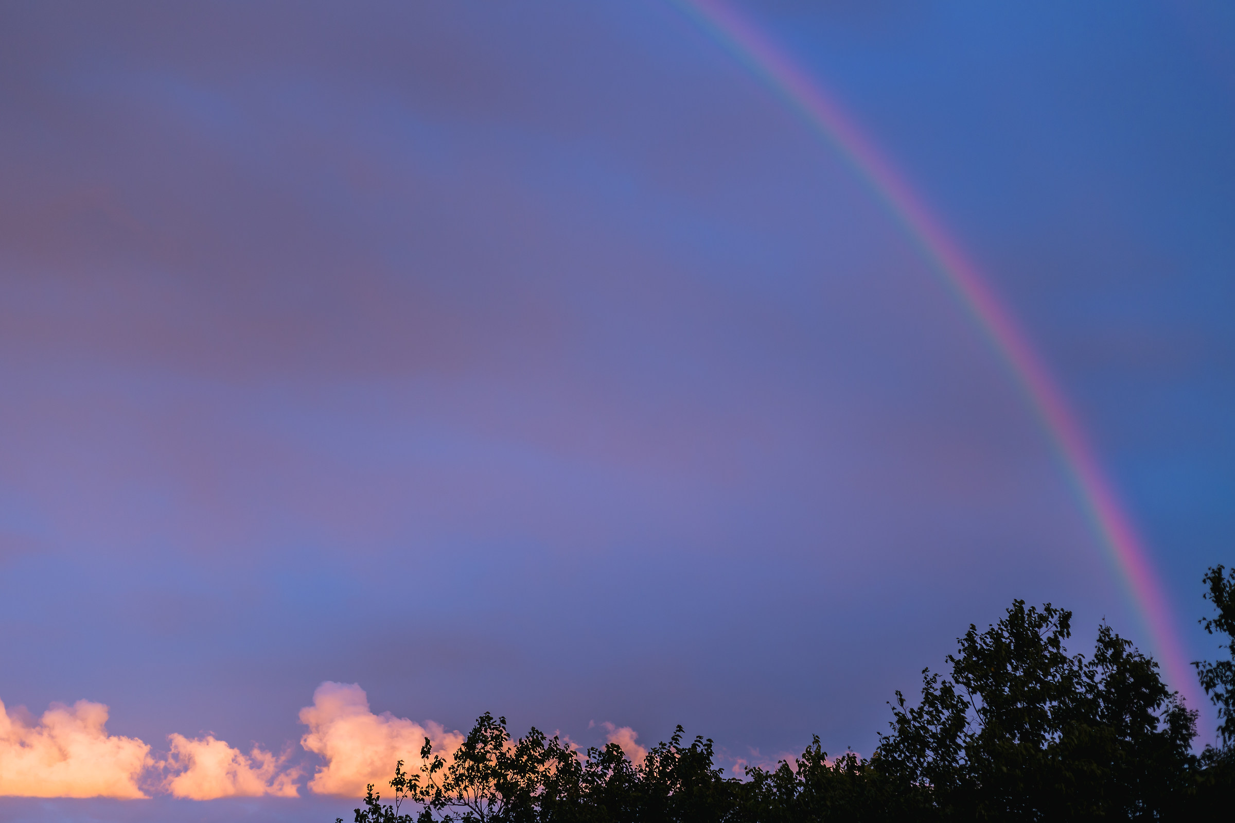 Arcobaleno e nuvole rosa a Trieste