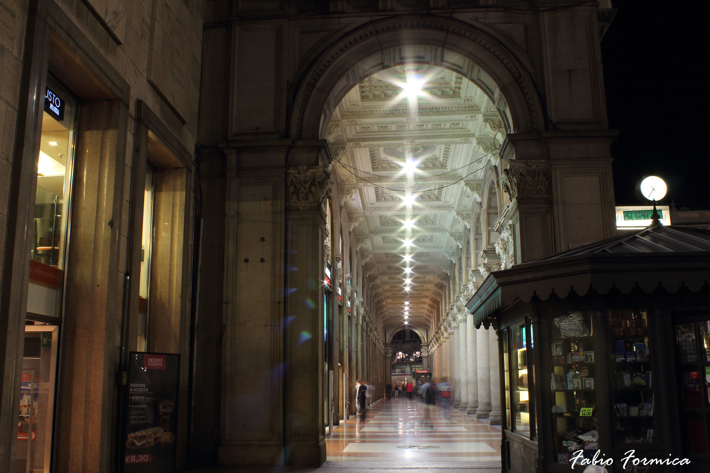 Arco illuminato adiacente Duomo di Milano