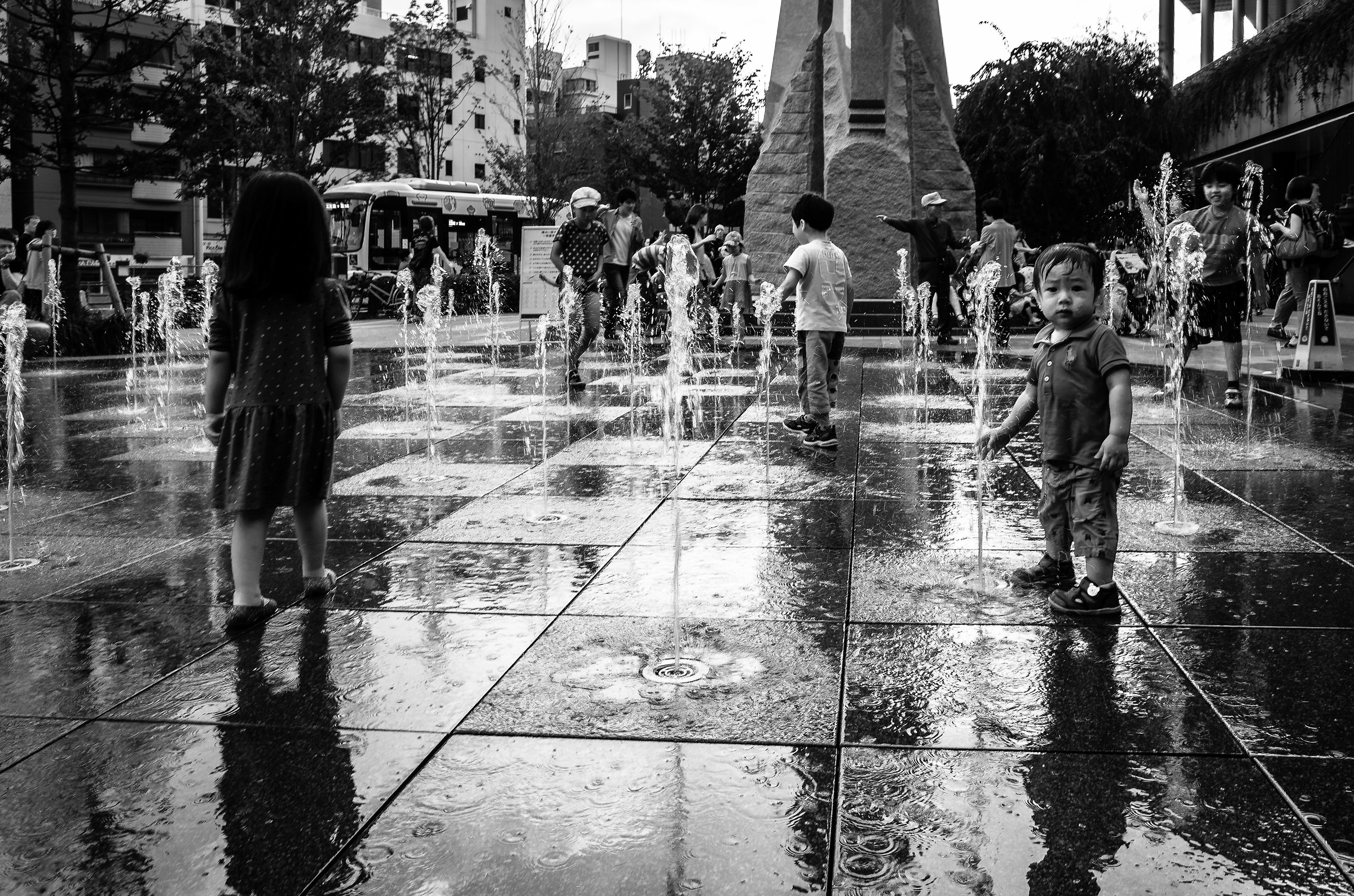 Children at the fountain 1