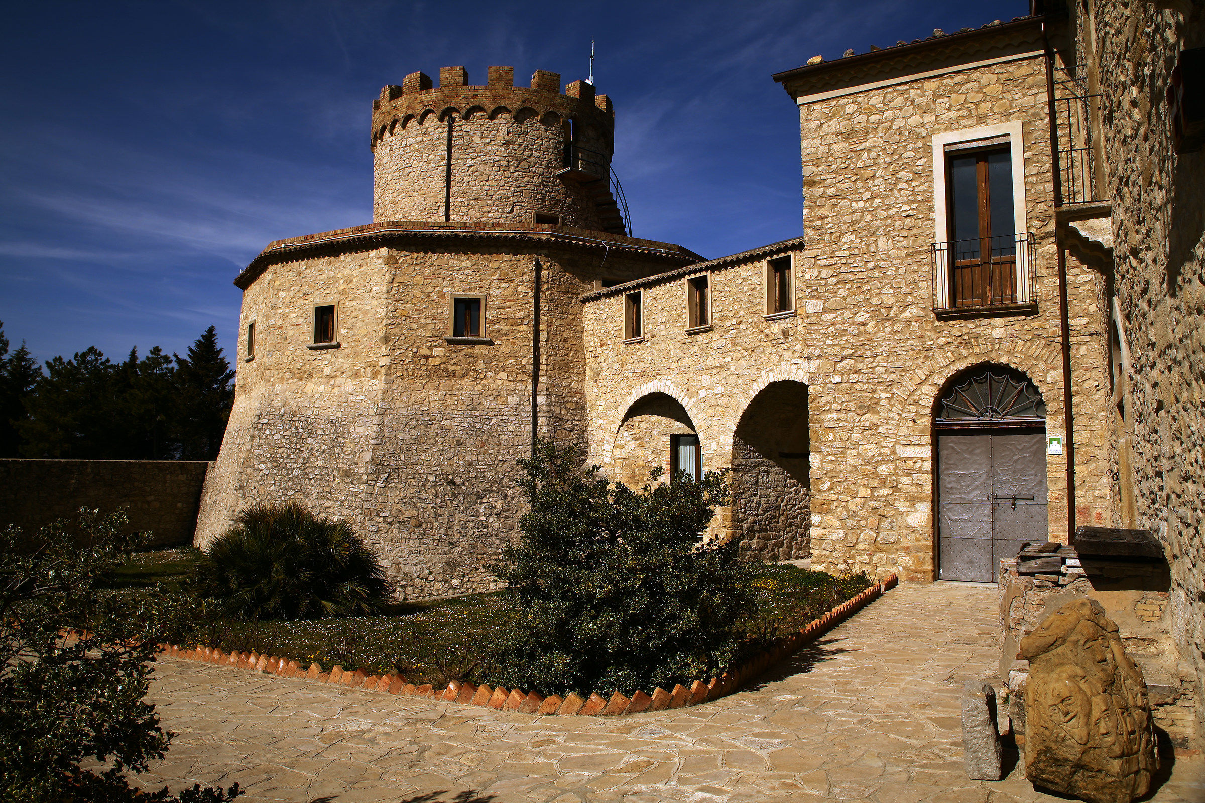 Il cortile del Castello di Palmoli in Abruzzo