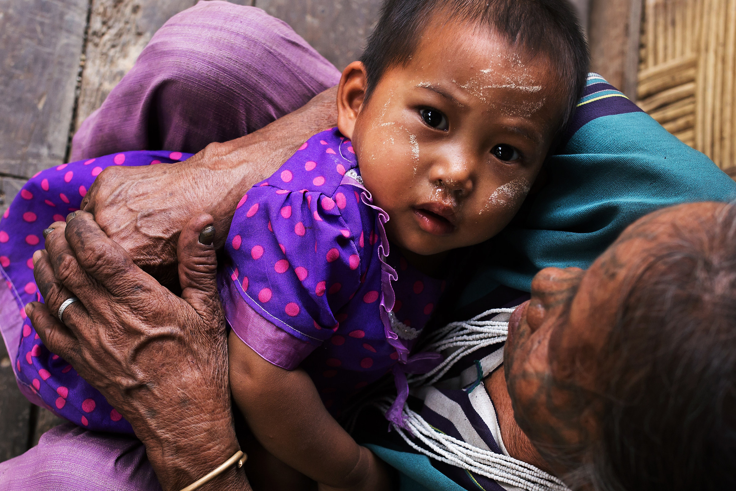 Il tenero abbraccio di una nonna...