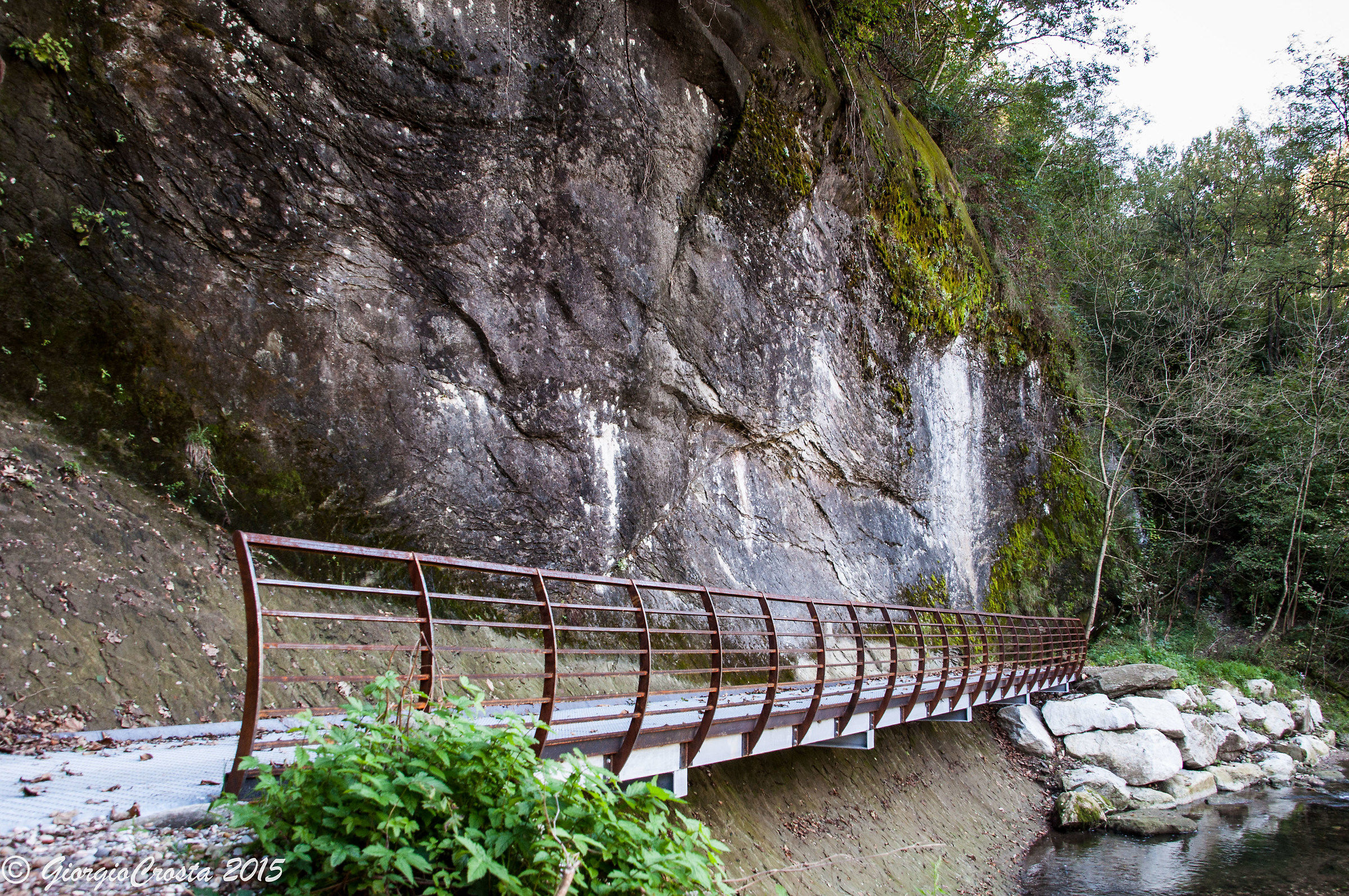 Ponte sul sentiero delle Cave pietra Molera