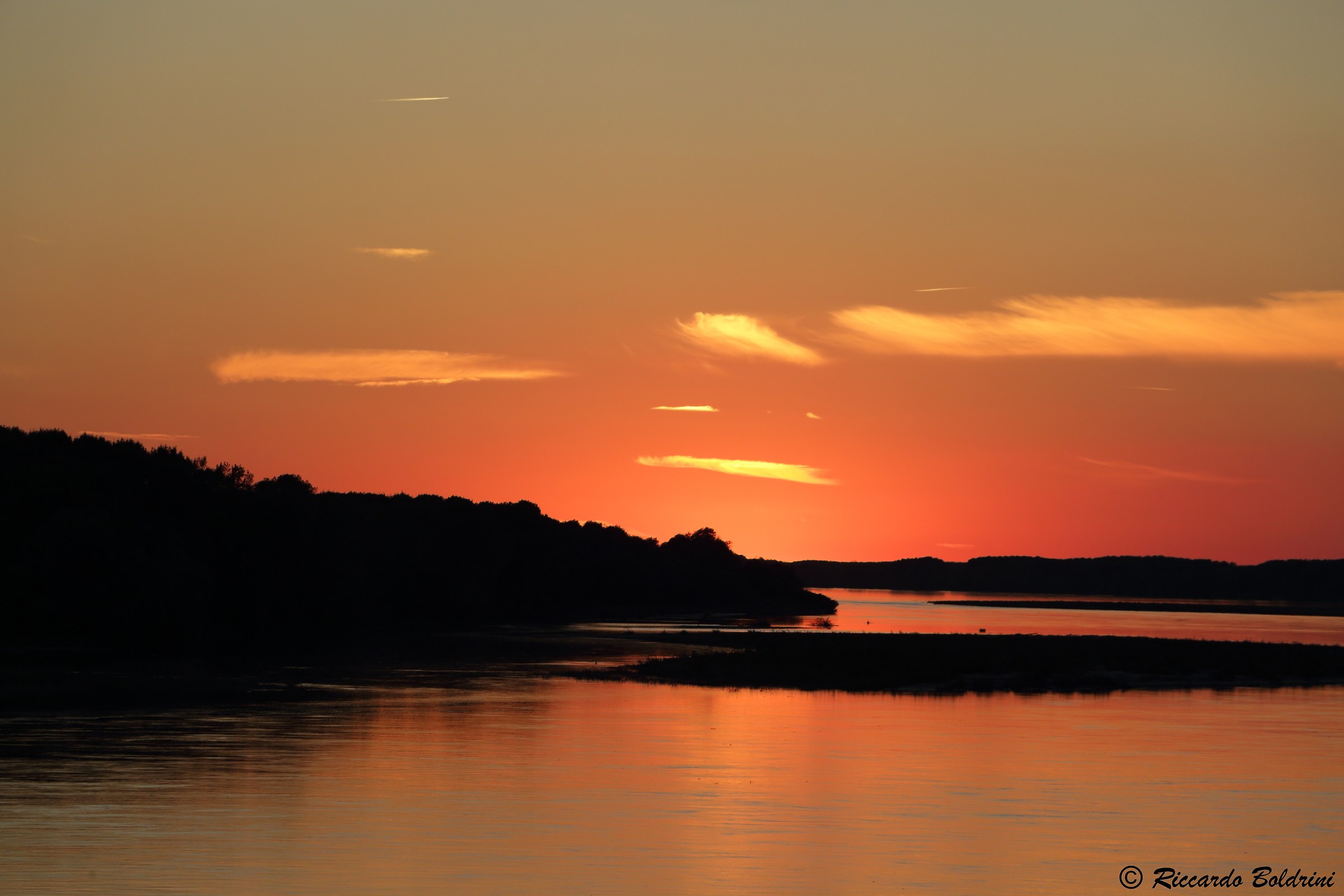 Tramonto infuocato sul Po