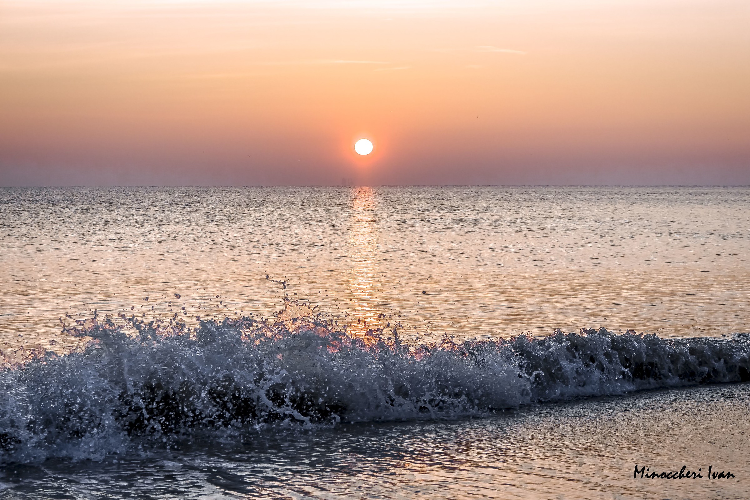 Il regalo di un onda all'alba