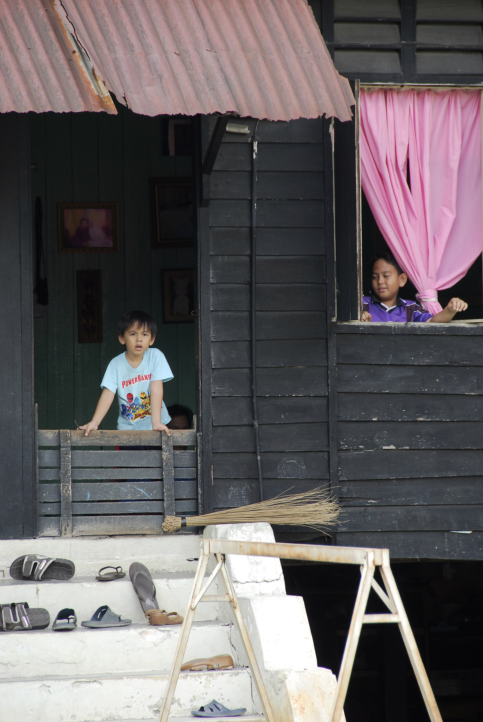 Levatevi le scarpe che abbiamo appena pulito!