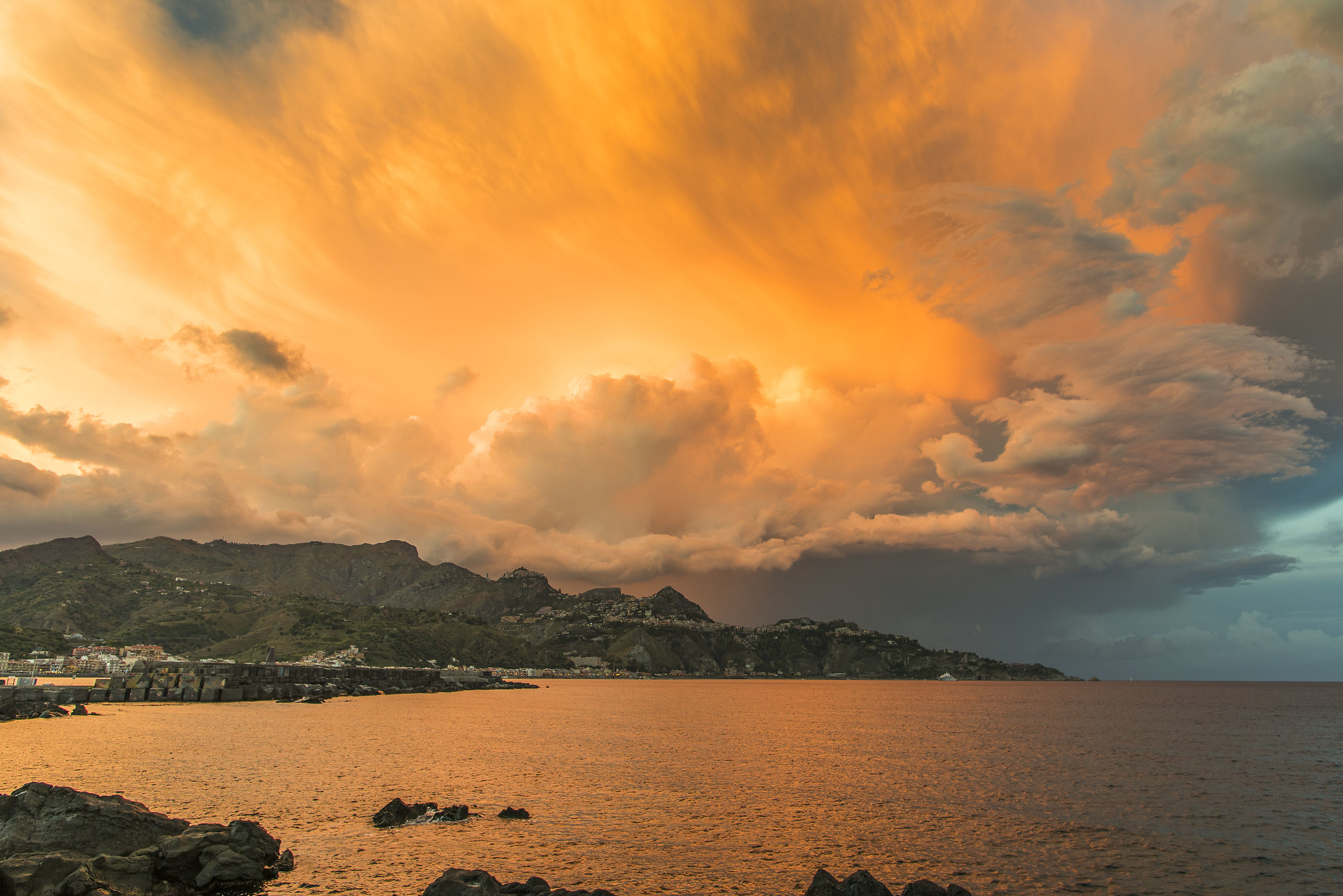 Spettacolare cumulonembo al tramonto sopra Taormina