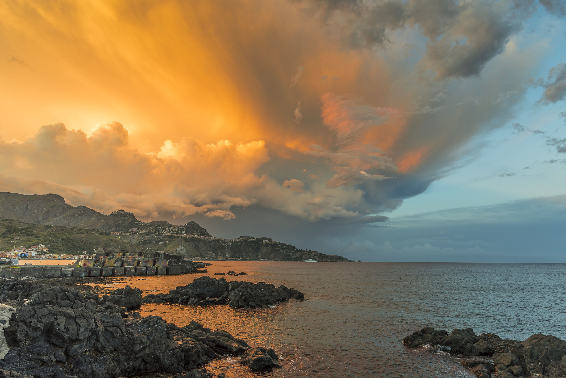 Spettacolare cumulonembo al tramonto sopra Taormina