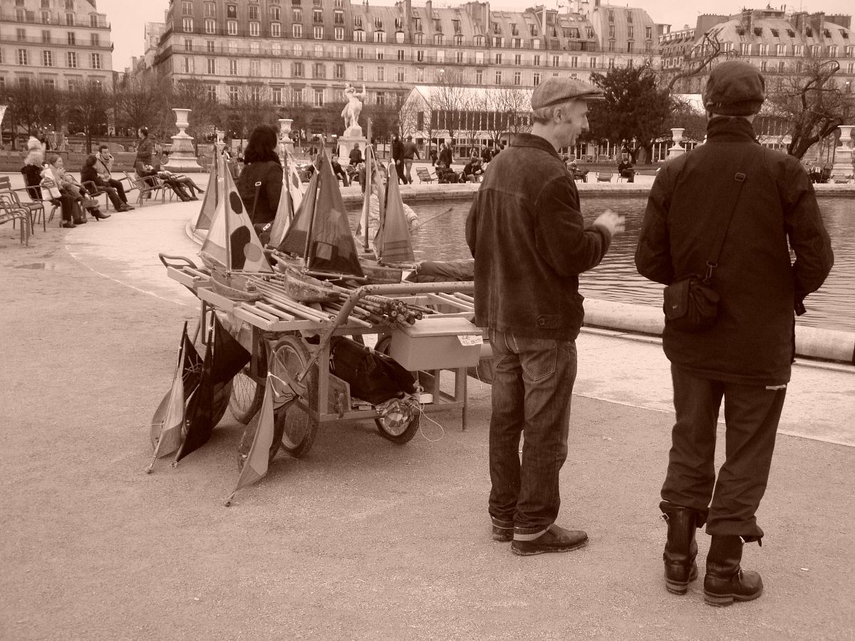 Paris. Sellers of boats sailing.