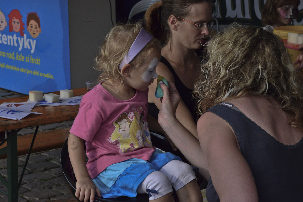 Makeup before the scene