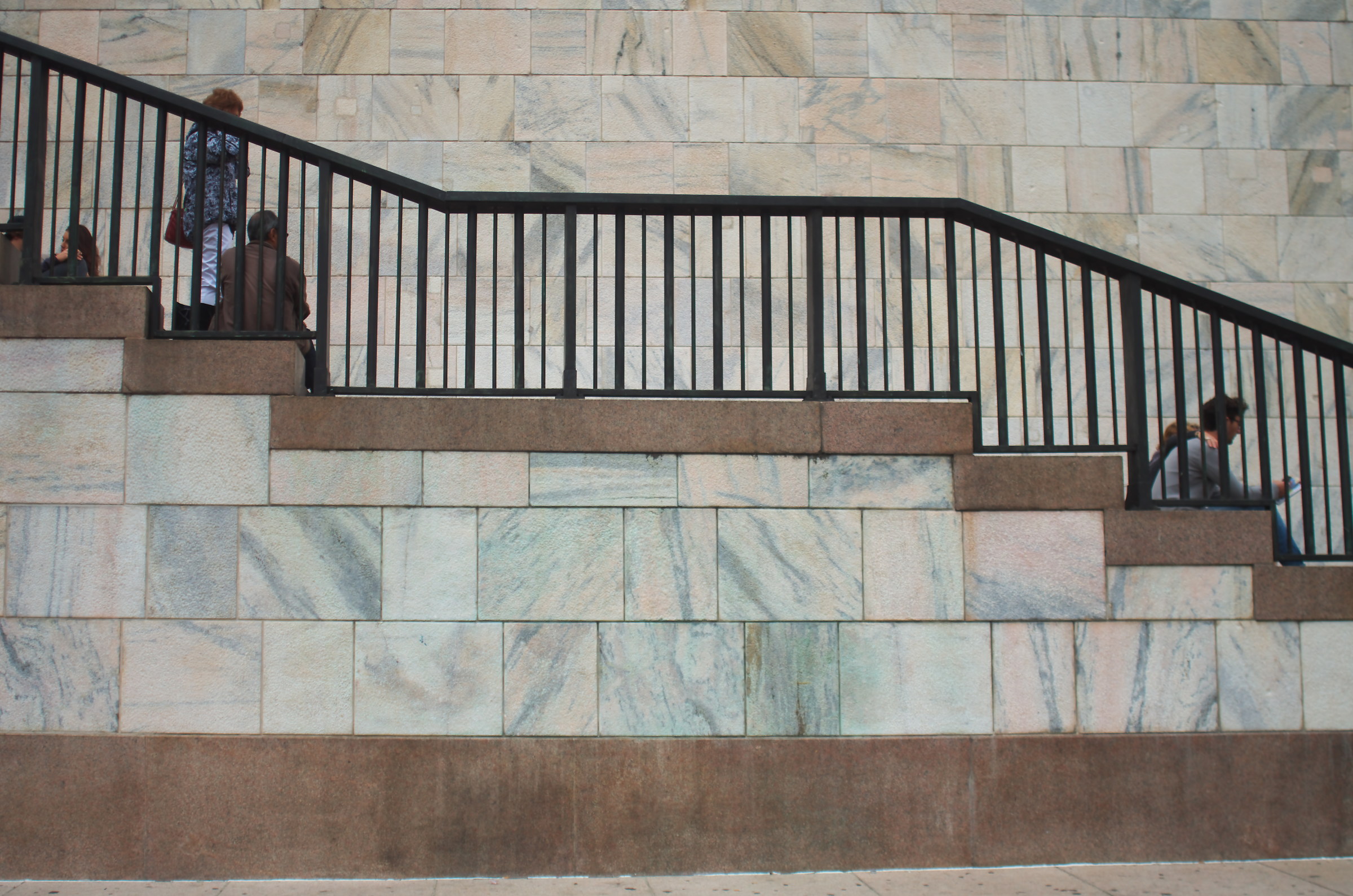 Turisti in cerca di una seduta gratuita in P.za Duomo