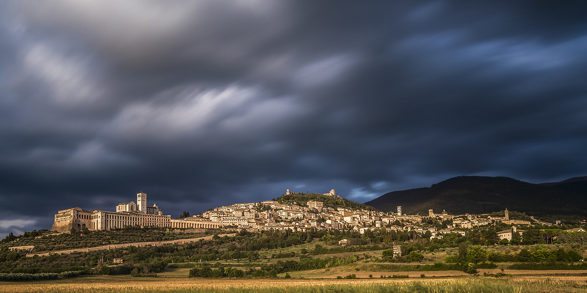 Assisi between light and shadow