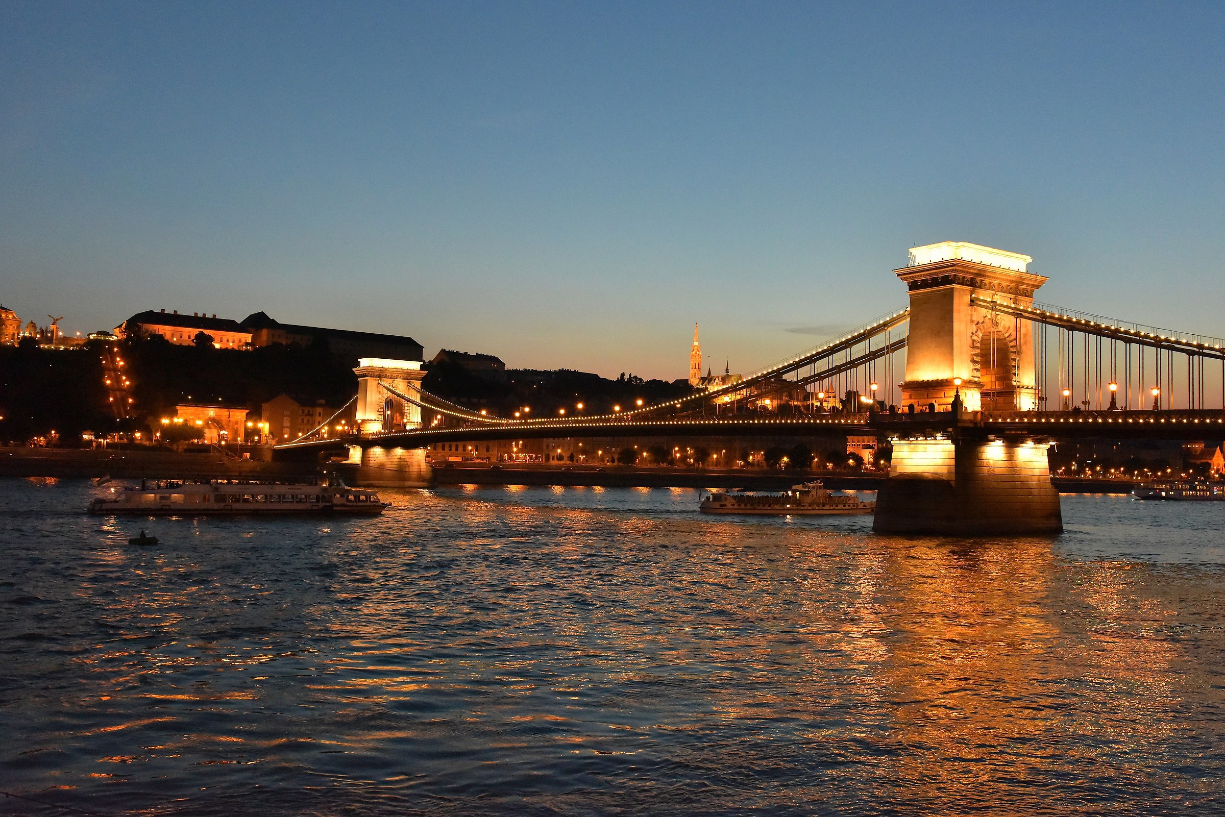 ponte delle catene ora blu