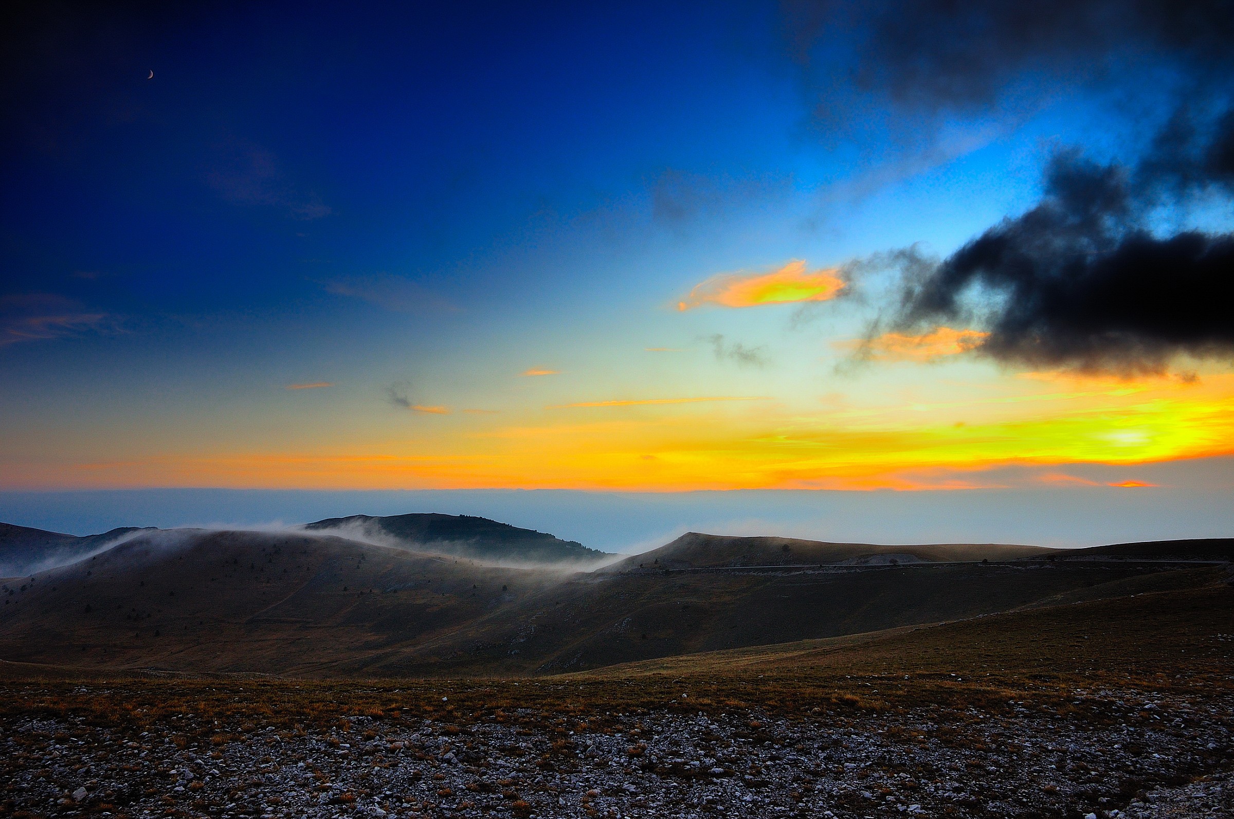 tramonto con nebbia. salendo verso campo imperatore
