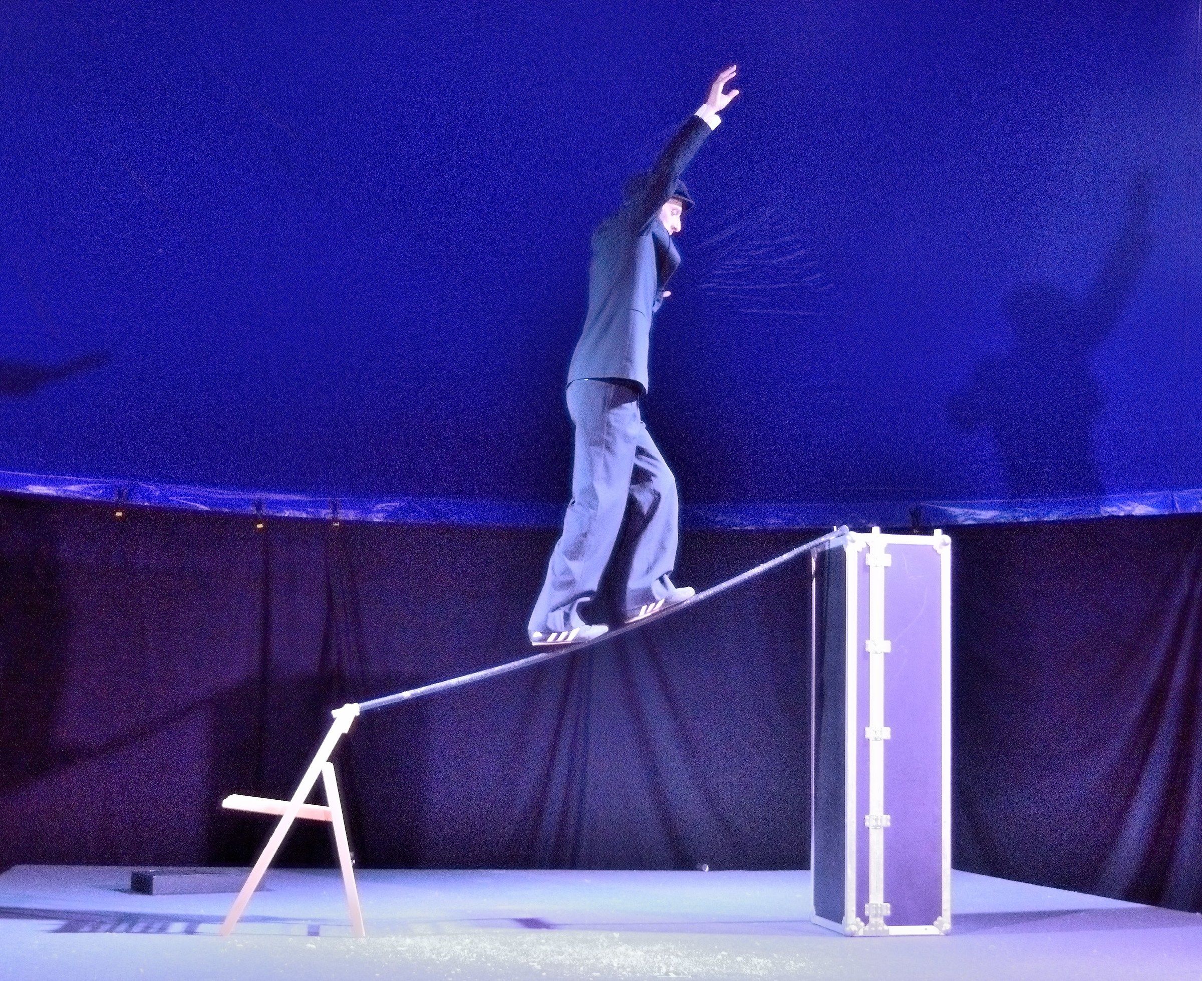 artisti di strada sotto il tendone foto di scena 2