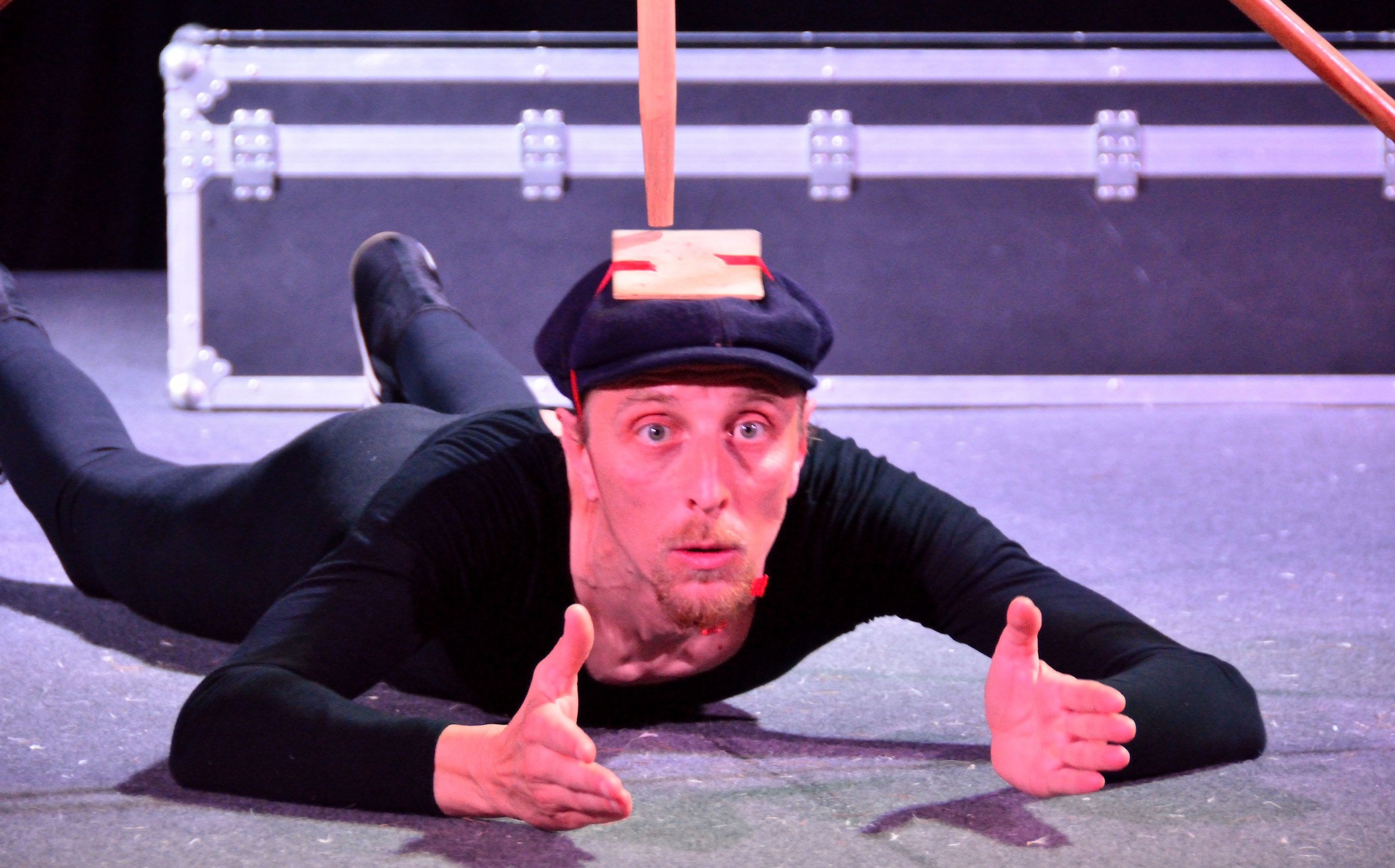 artisti di strada sotto il tendone foto di scena 4