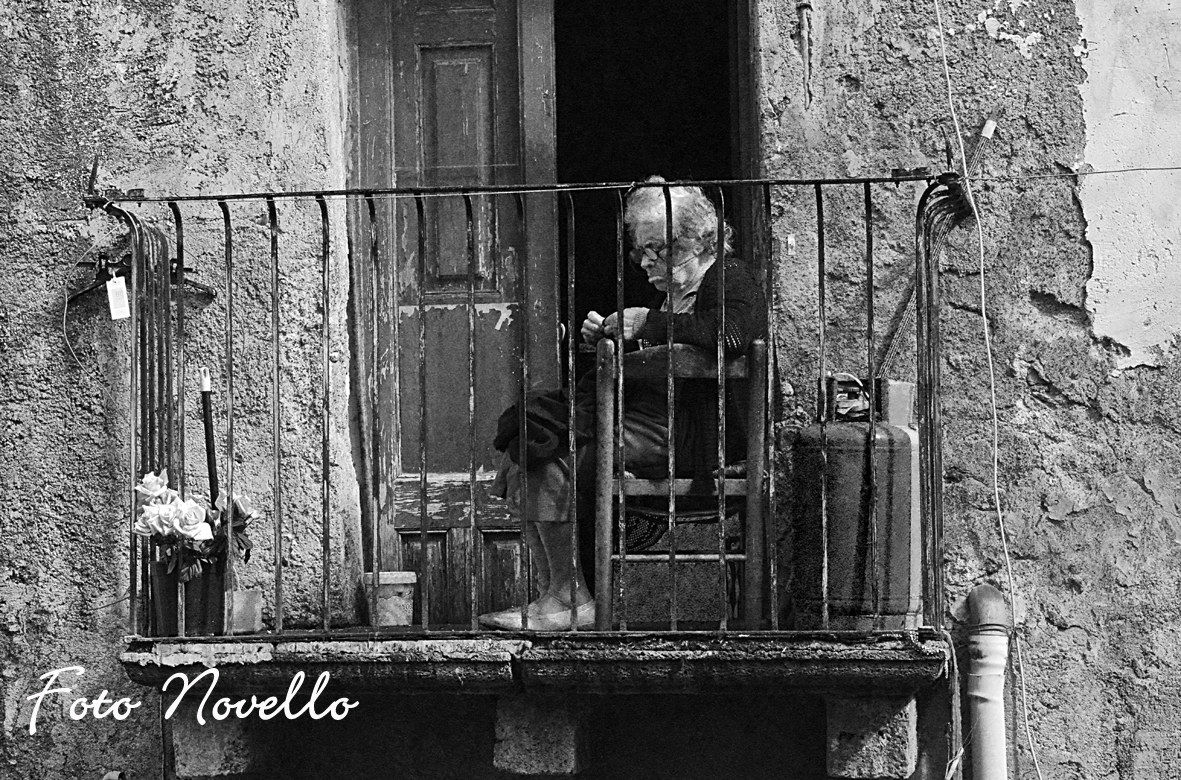 Donna intenda a rammentare.