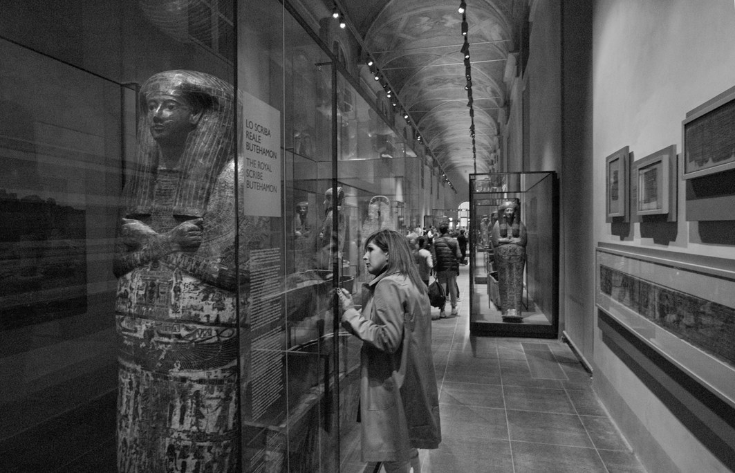 Valentina and the statue