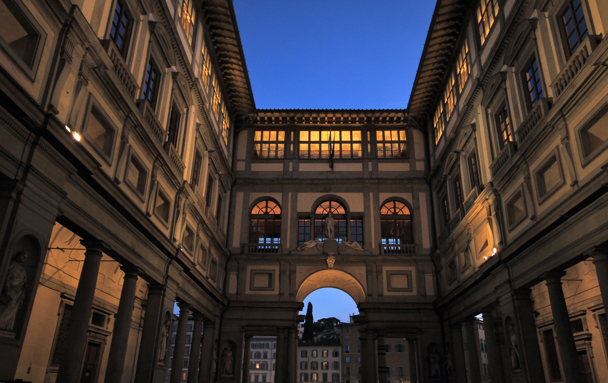 Uffizi by night