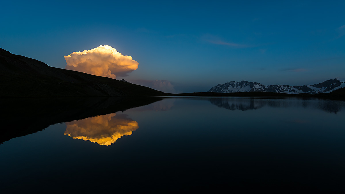 Sunset lights light up the Lake Rosset