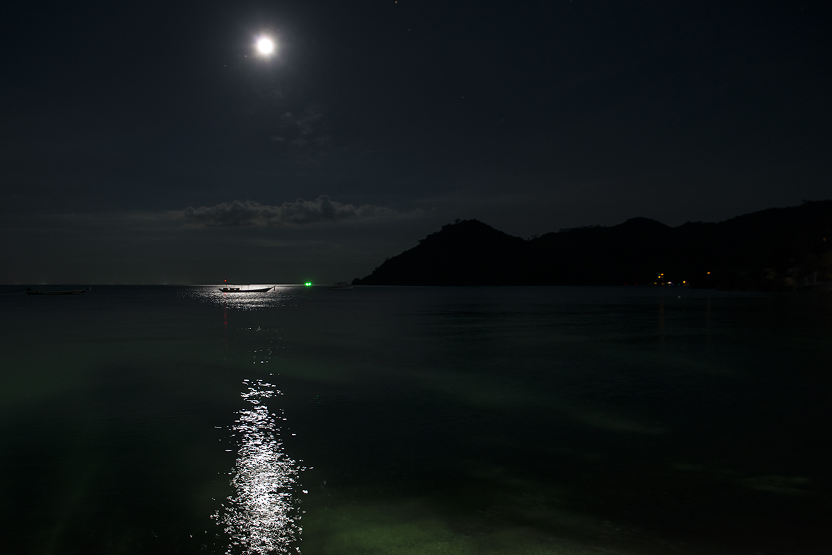 Kho Phangan - Walking by the sea