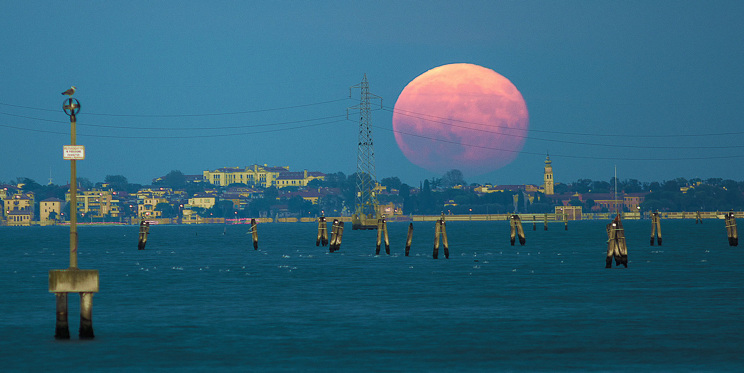Alba della Luna al Tramonto del Sole