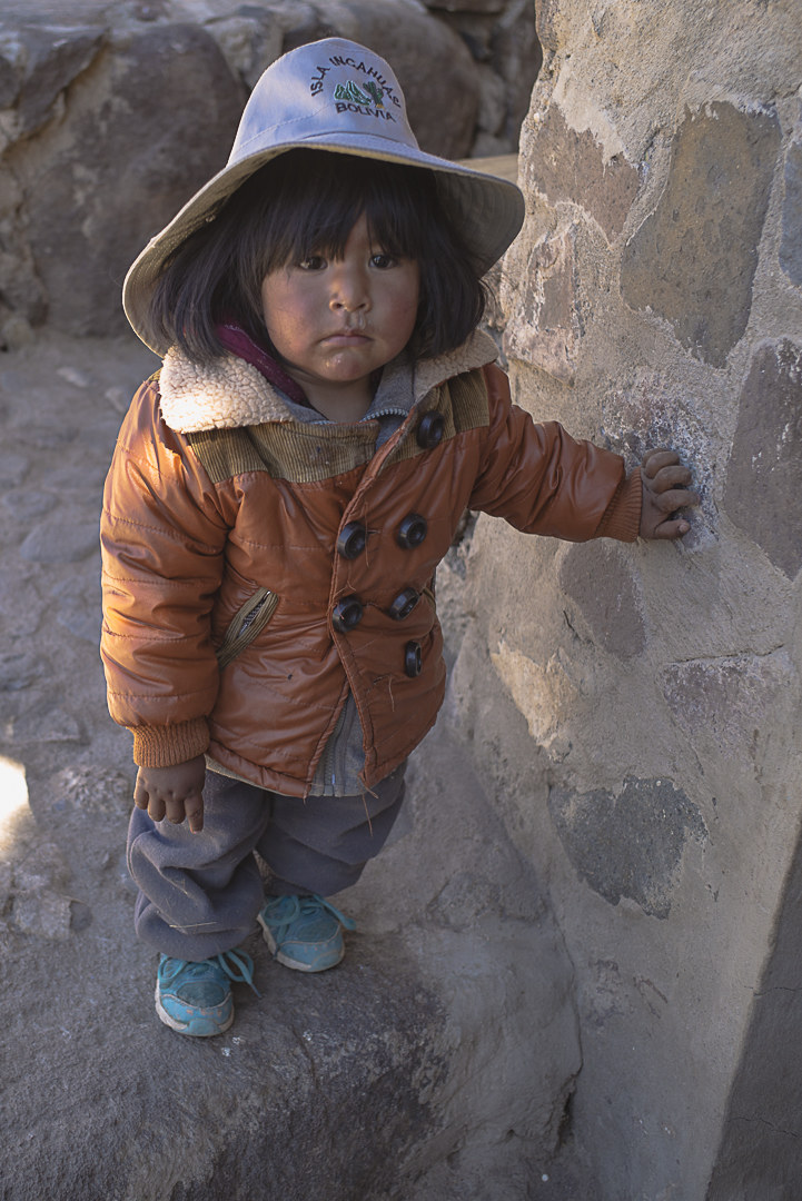 Bambino boliviano Al Salar de Uyuni