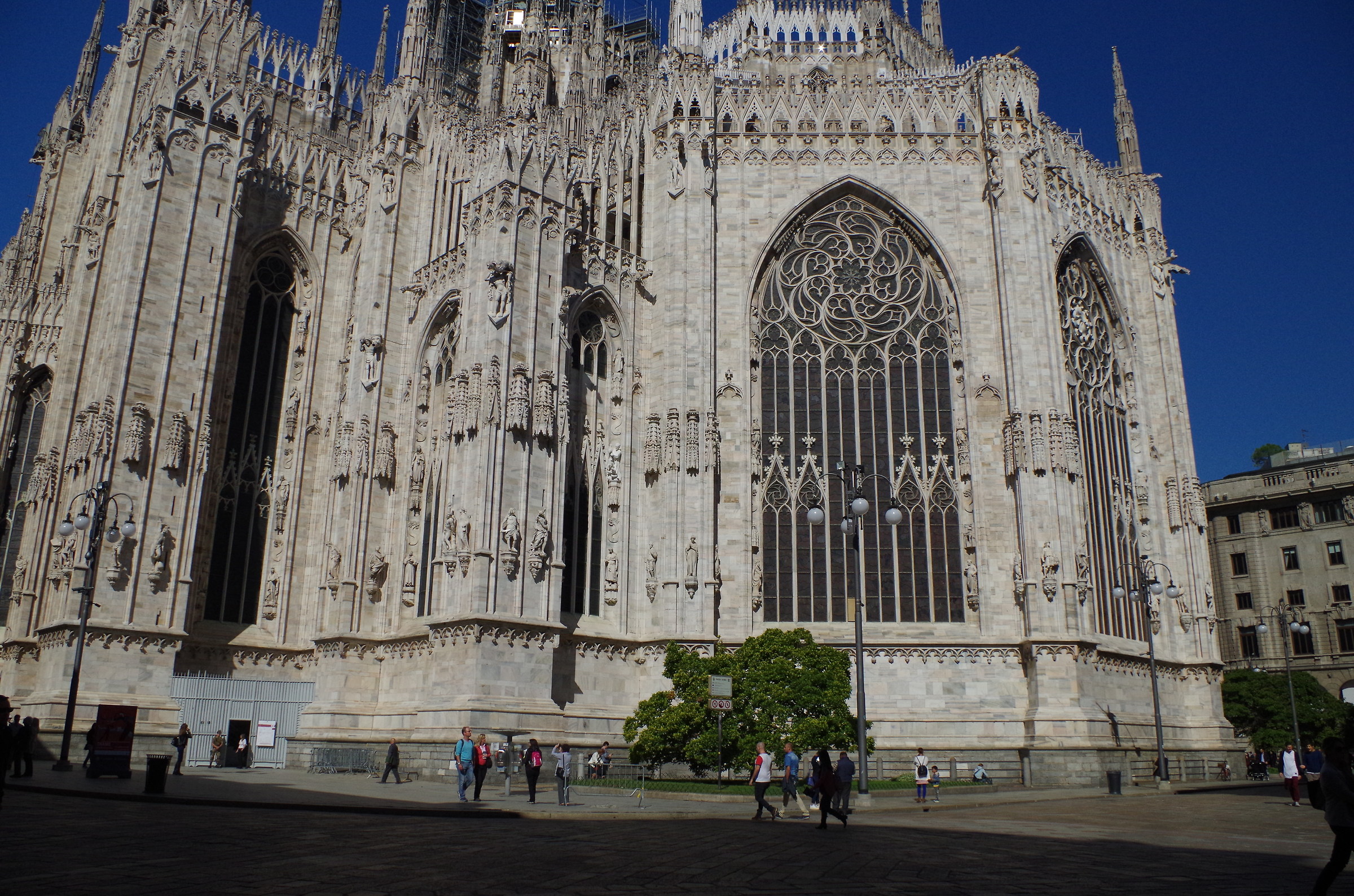Lato esterno del Duomo di Milano.