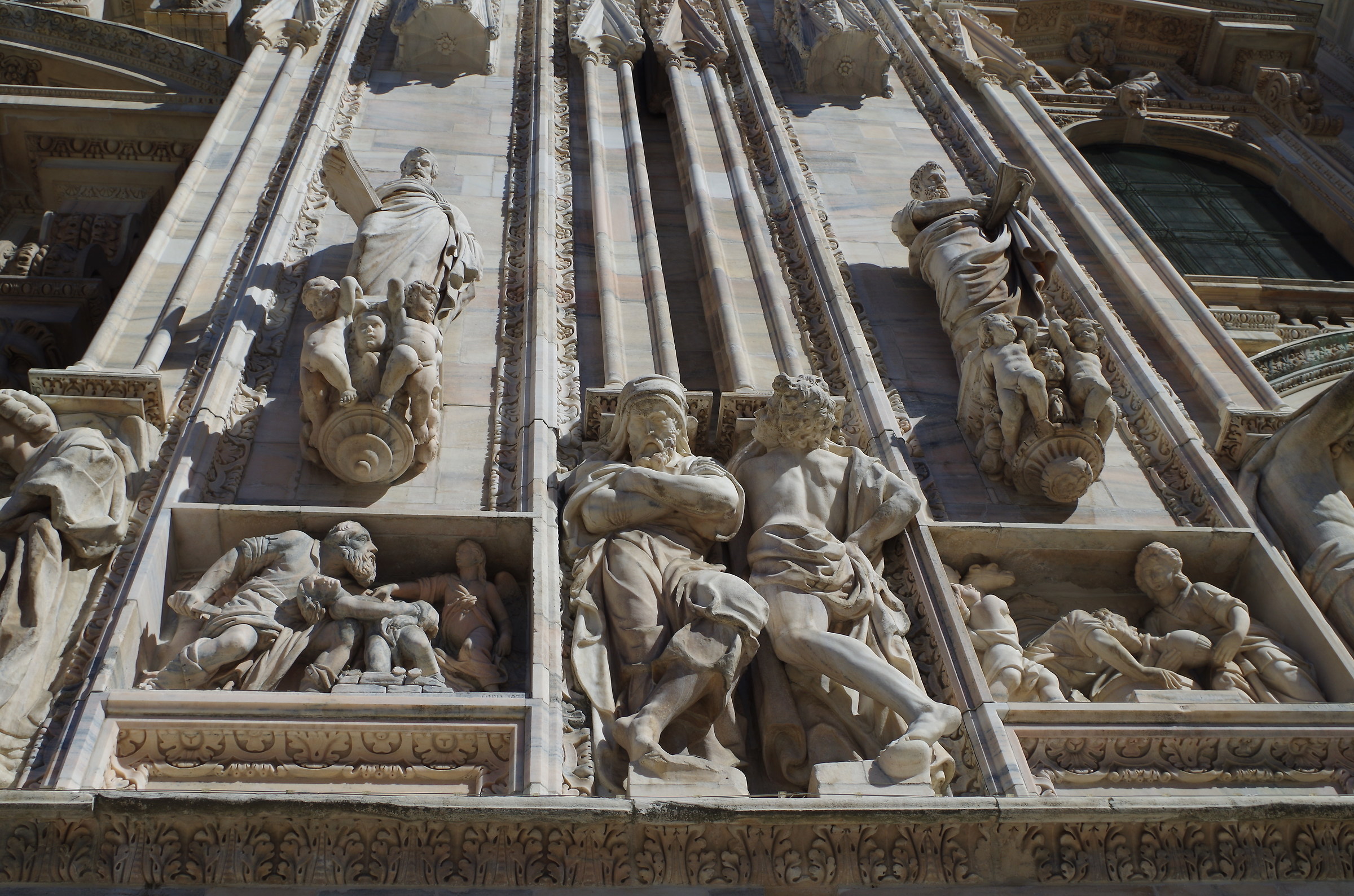 pregiate sculture sulla facciata esterna del Duomo