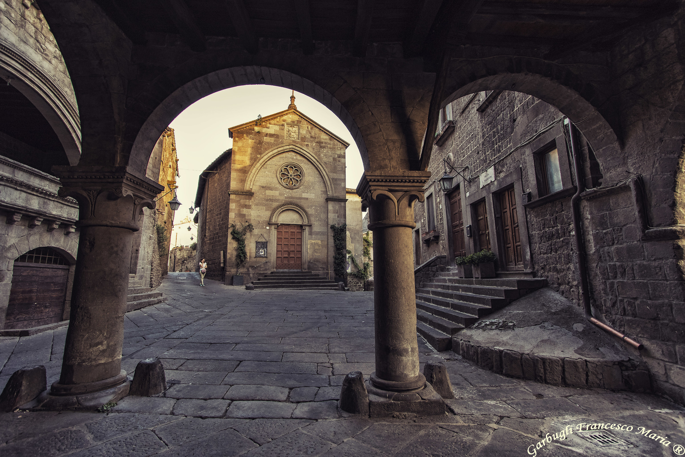 Viterbo La piazzetta Medioevale
