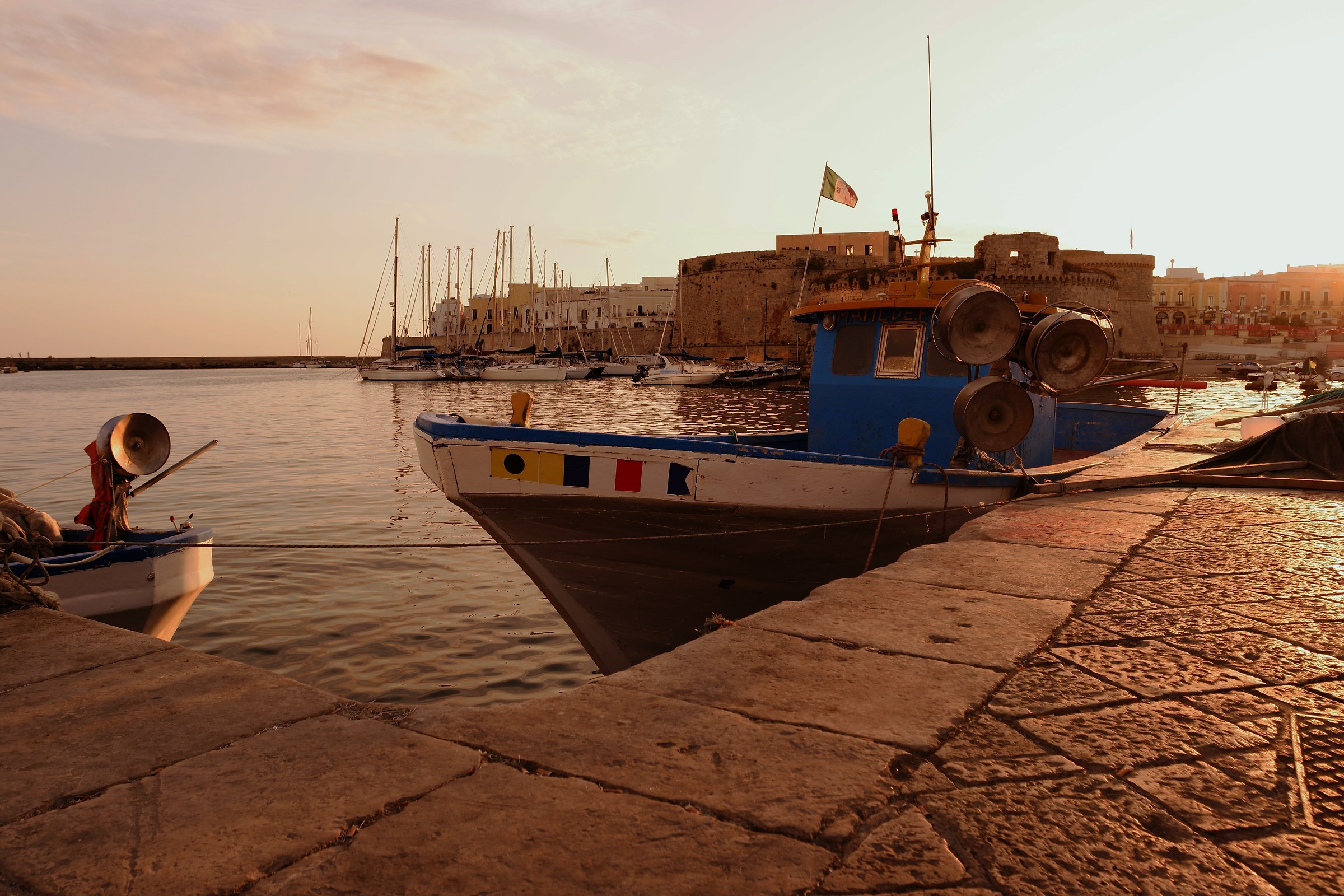 molo del canneto - barca tramacchiato - castello