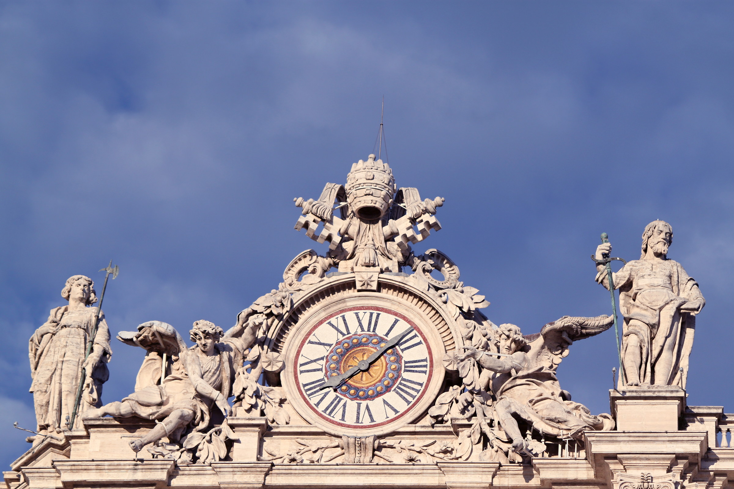 Particolare della facciata della Basilica di San Pietro