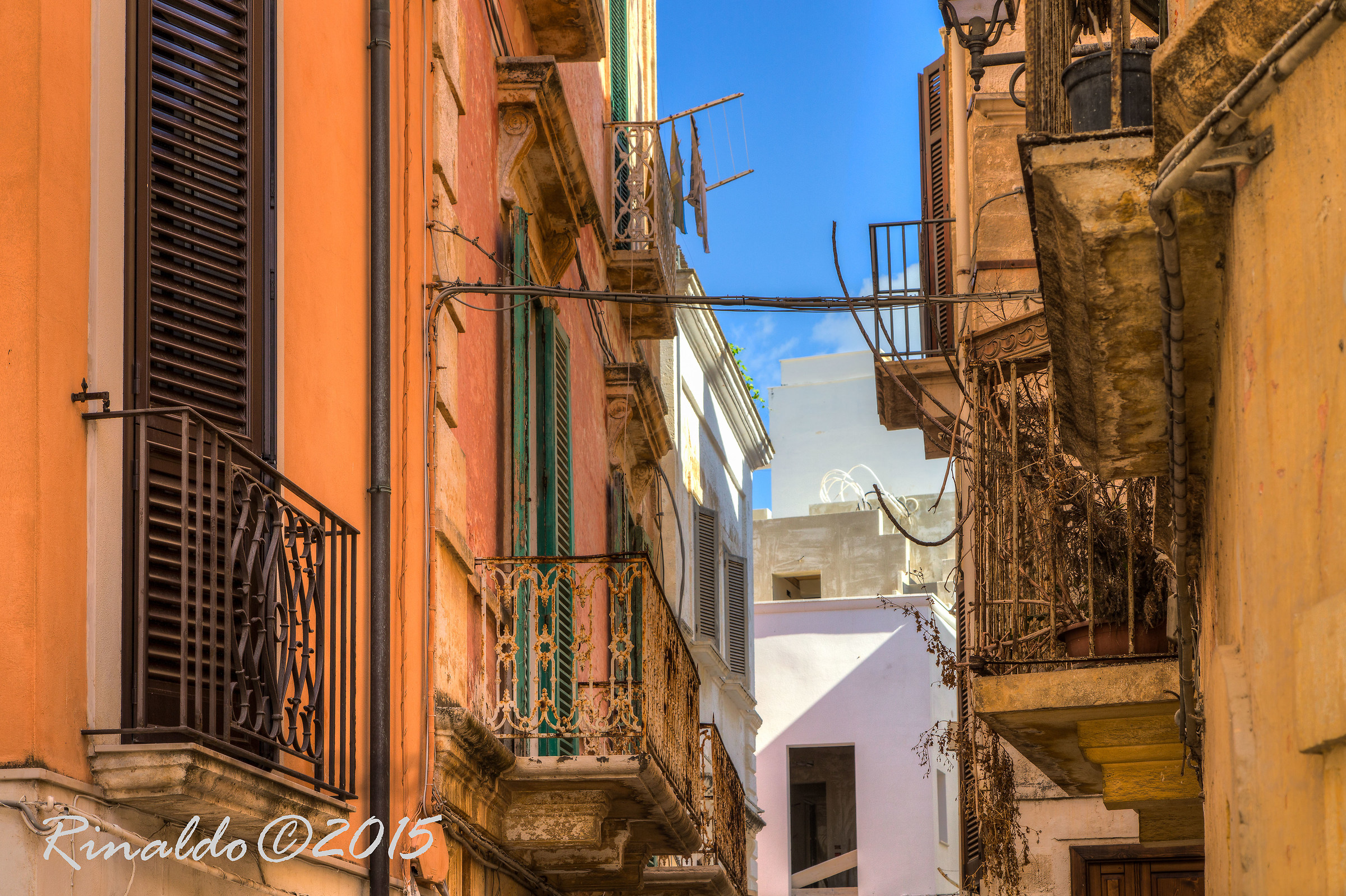 I balconi e le luci calde poco prima del tramonto